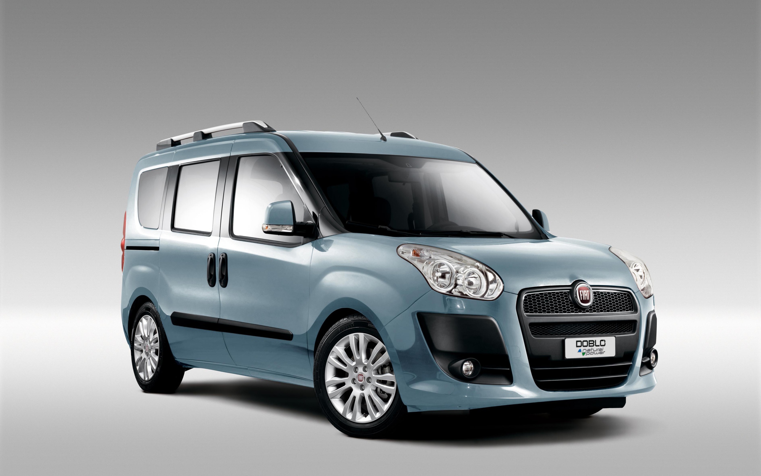 Автомобиль Fiat Doblo на дороге