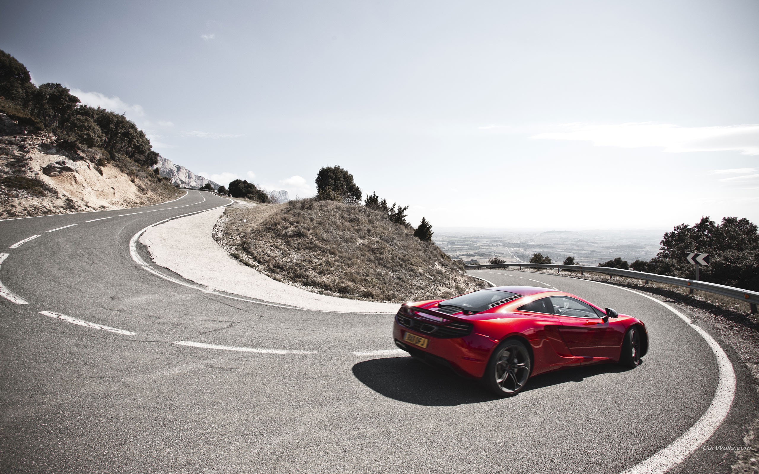 Автомобиль на горной дороге