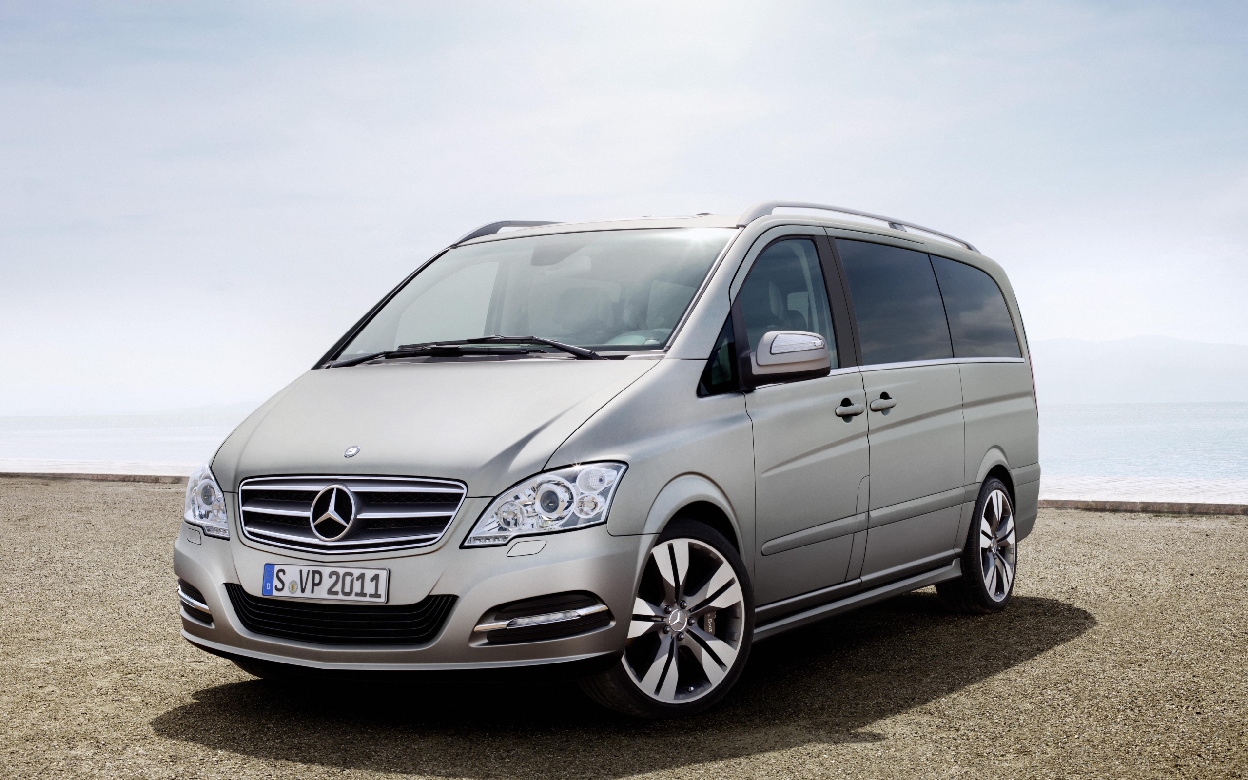 Автомобиль марки Mercedes модели V-Class 2014