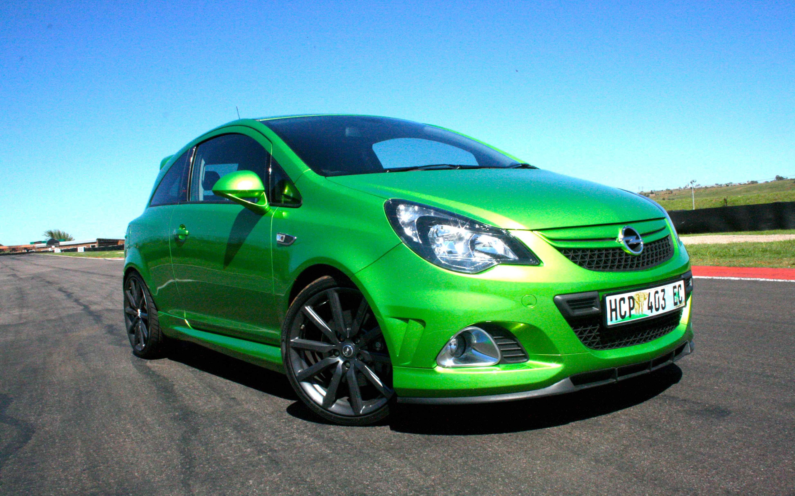 Красивый автомобиль Opel Corsa