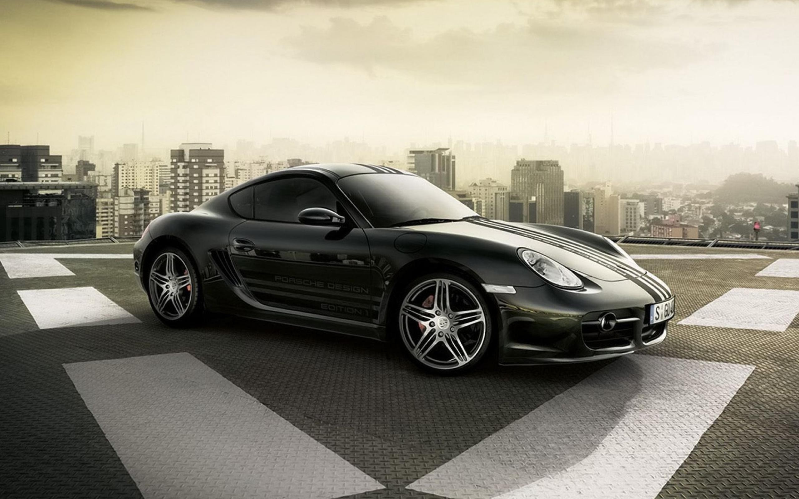 Порш Кайман на вертолетной площадке