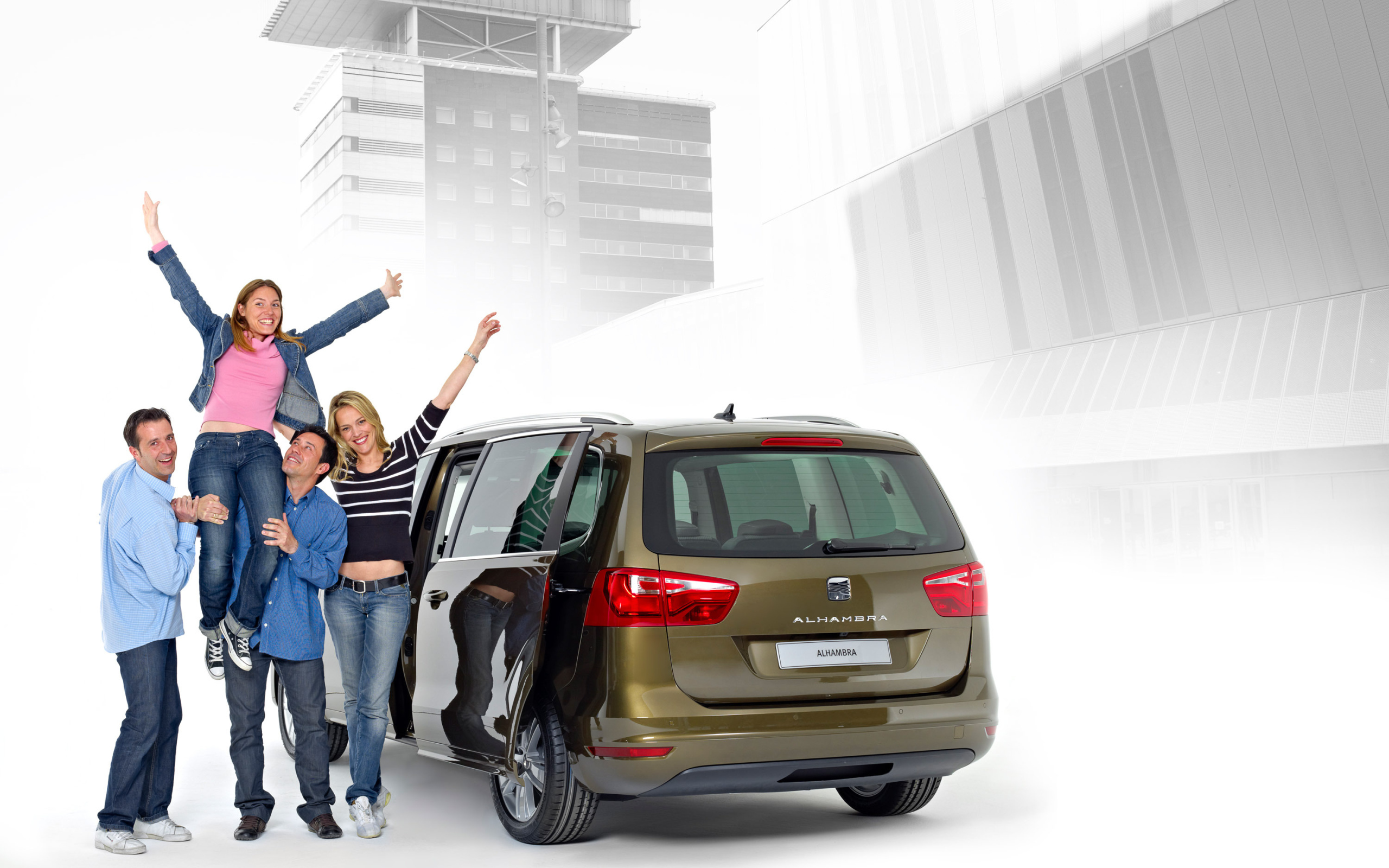 Автомобиль Seat Alhambra на дороге