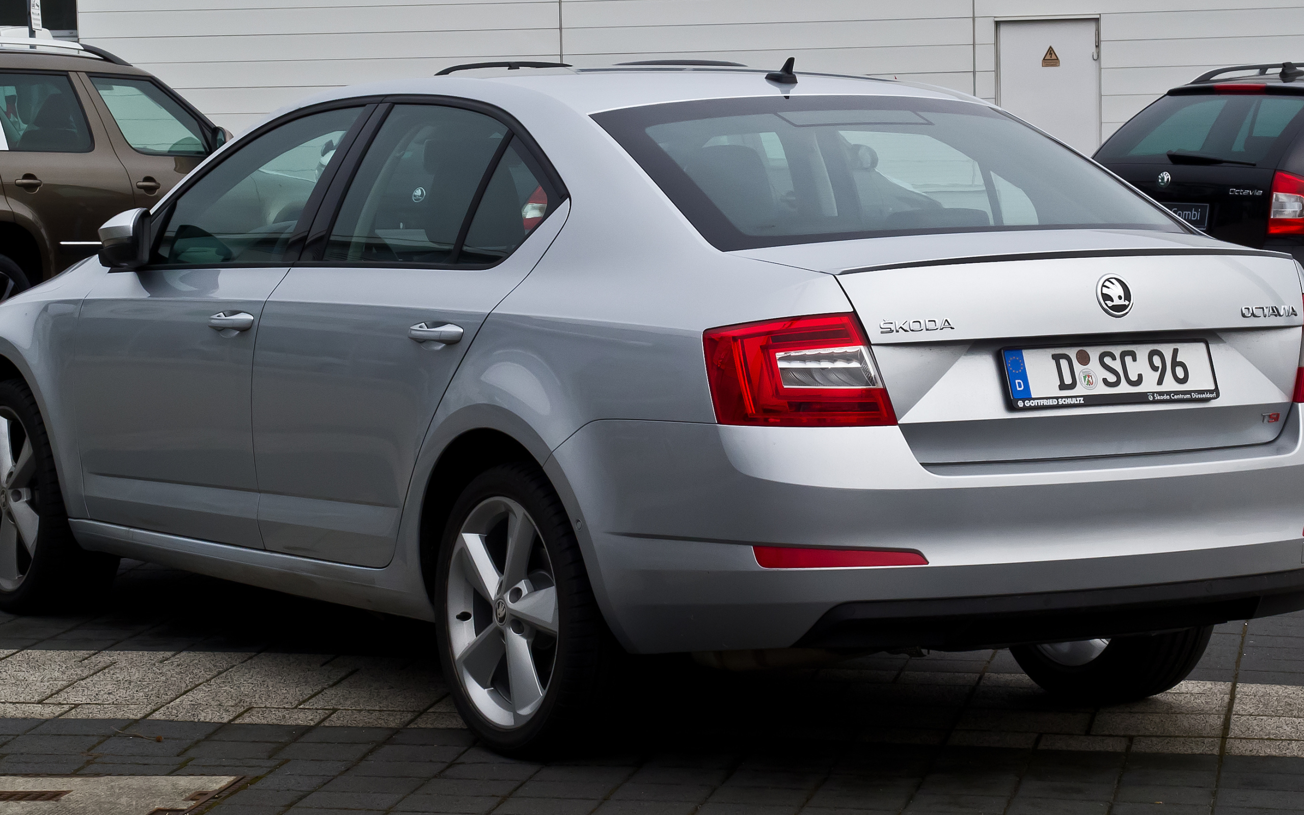 Автомобиль Skoda Octavia 2013 на дороге