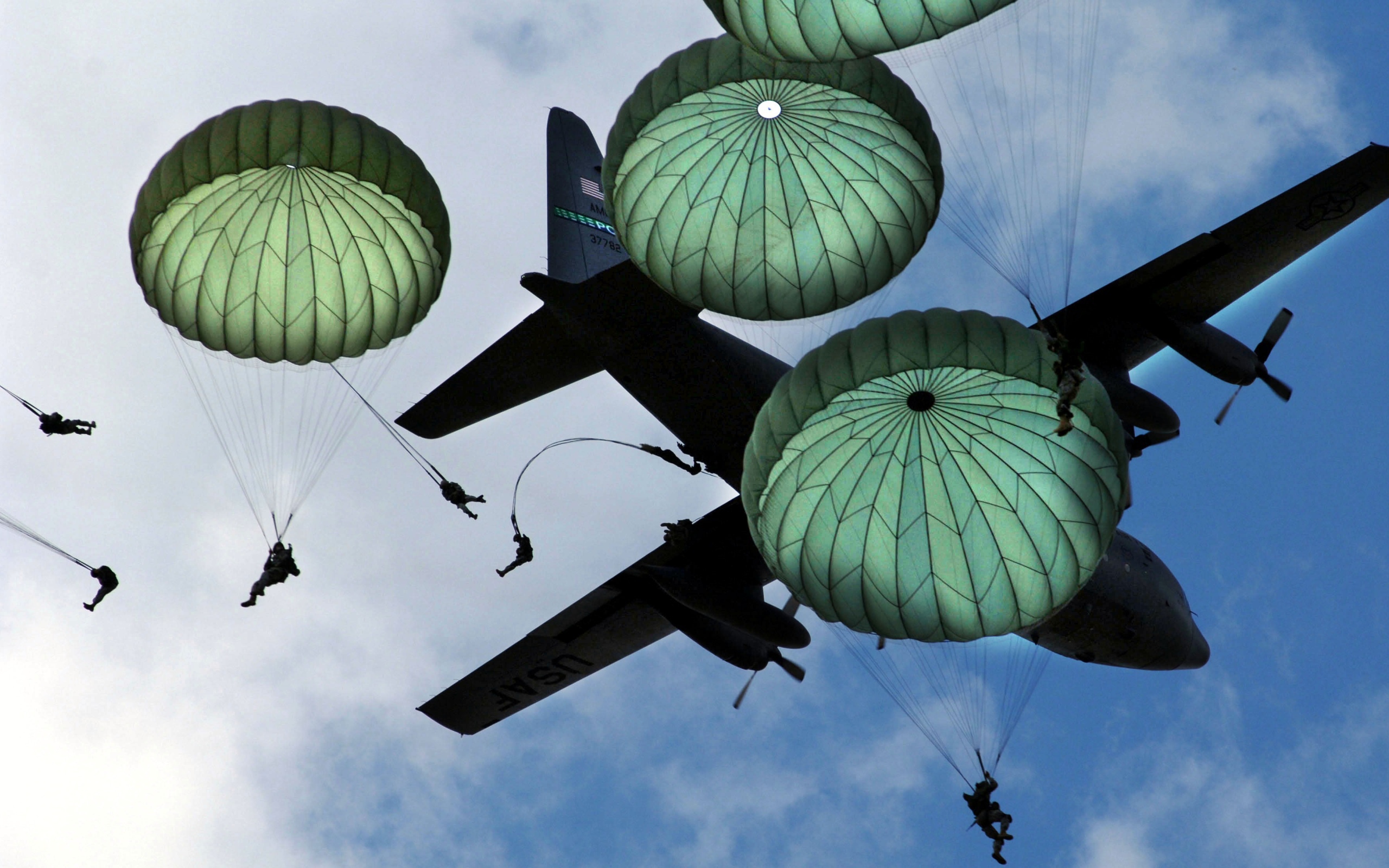 Высадка десанта на парашутах