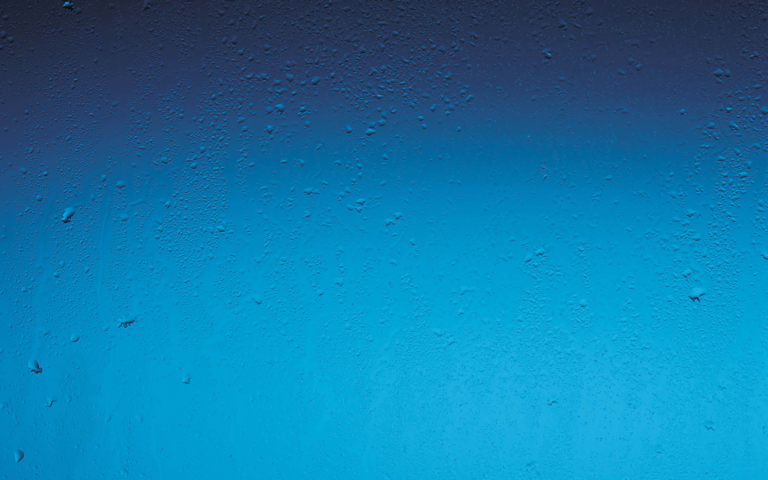 Капли на синем окне