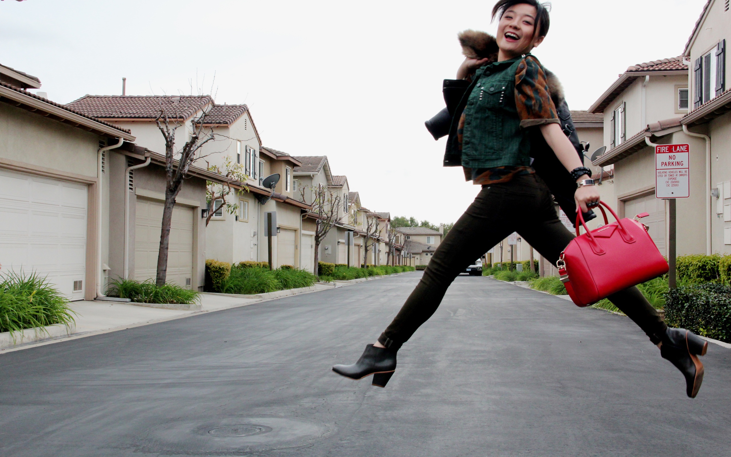 Довольная девушка с сумкой Givenchy