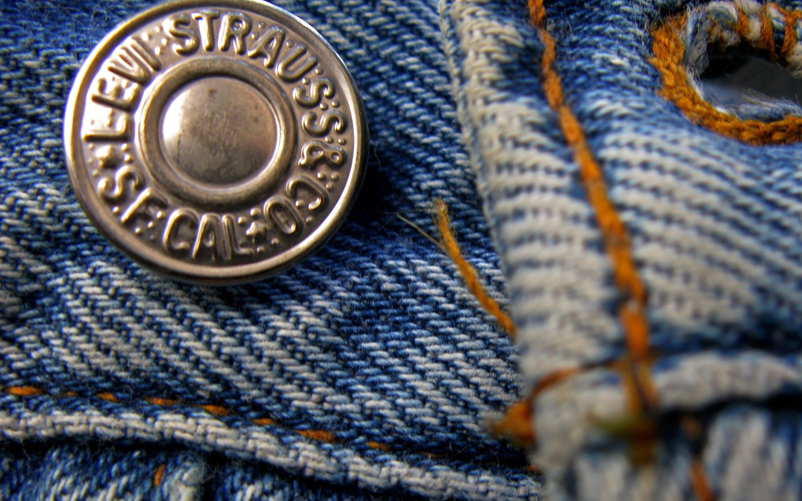 Заклепка на джинсах Levi`s