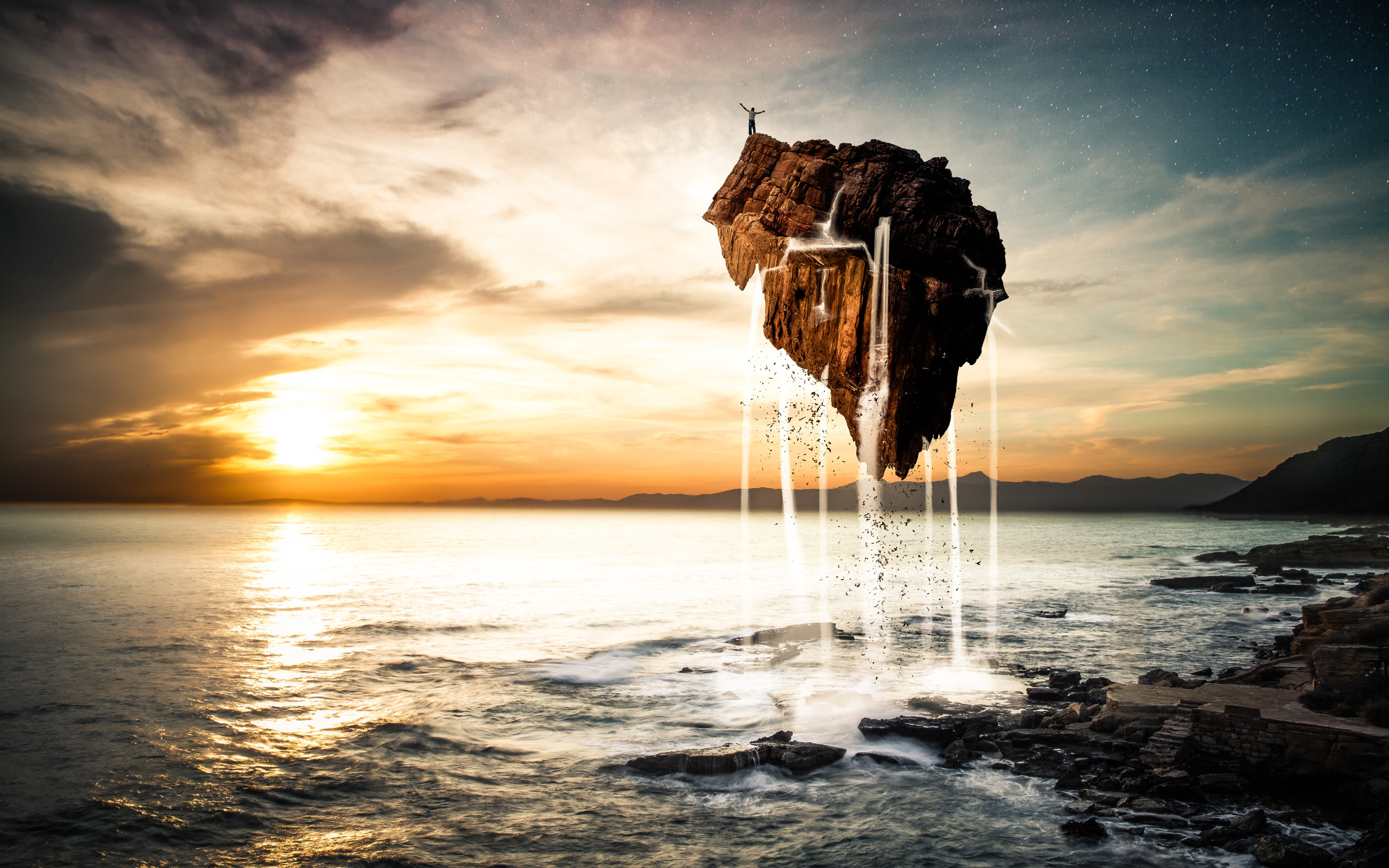 Человек стоит на скале