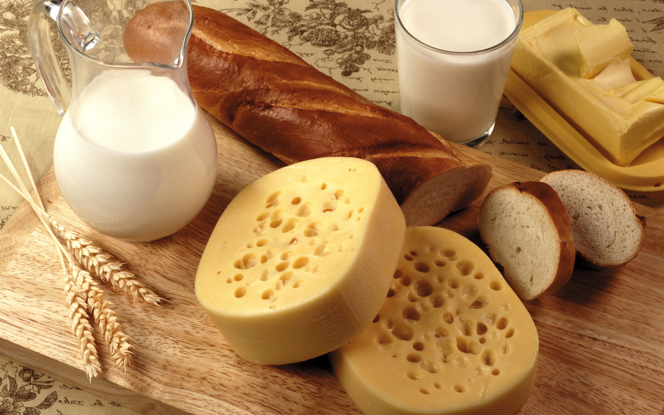 Хлеб , сыр и молоко