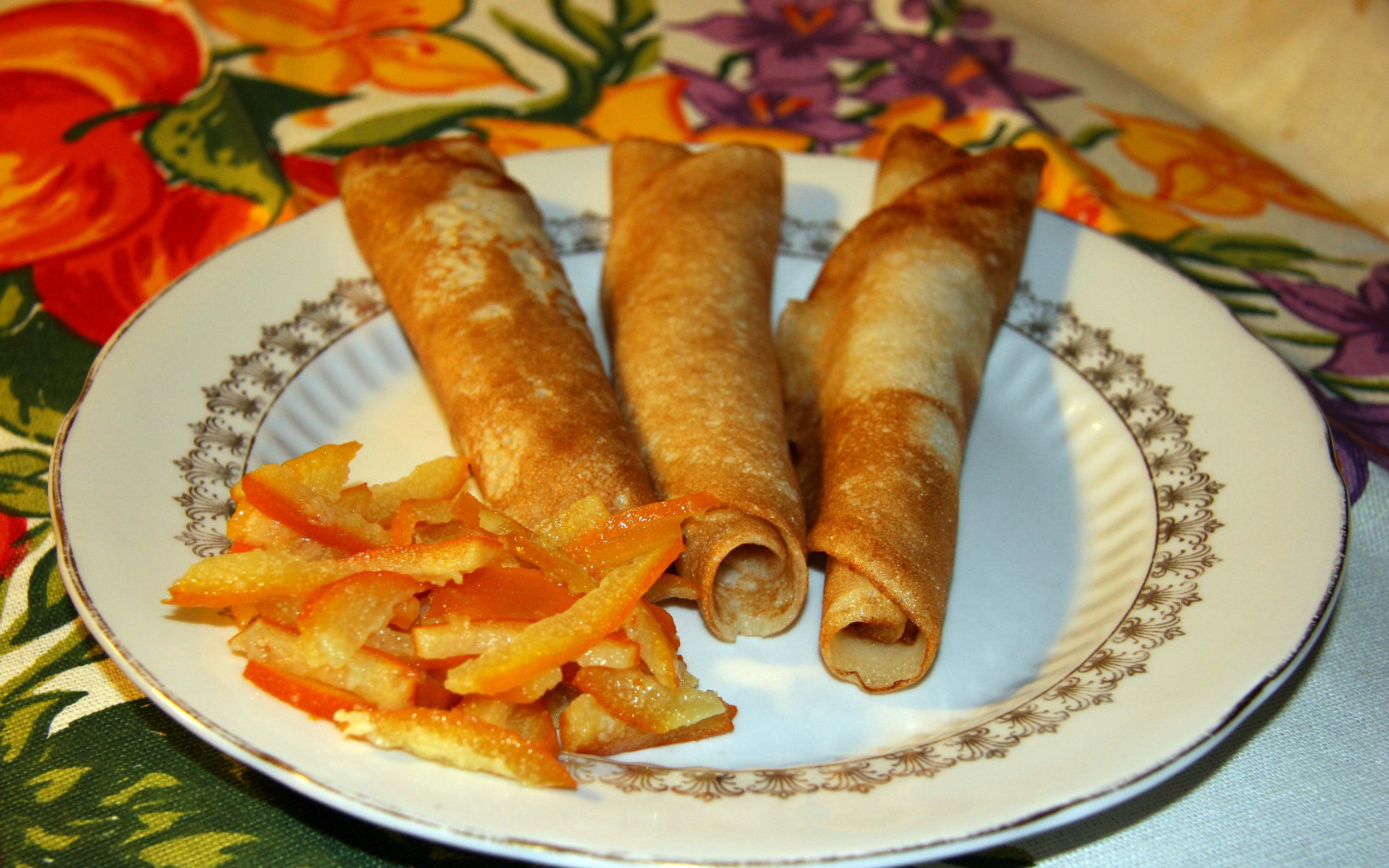 Блины на тарелке на Масленицу