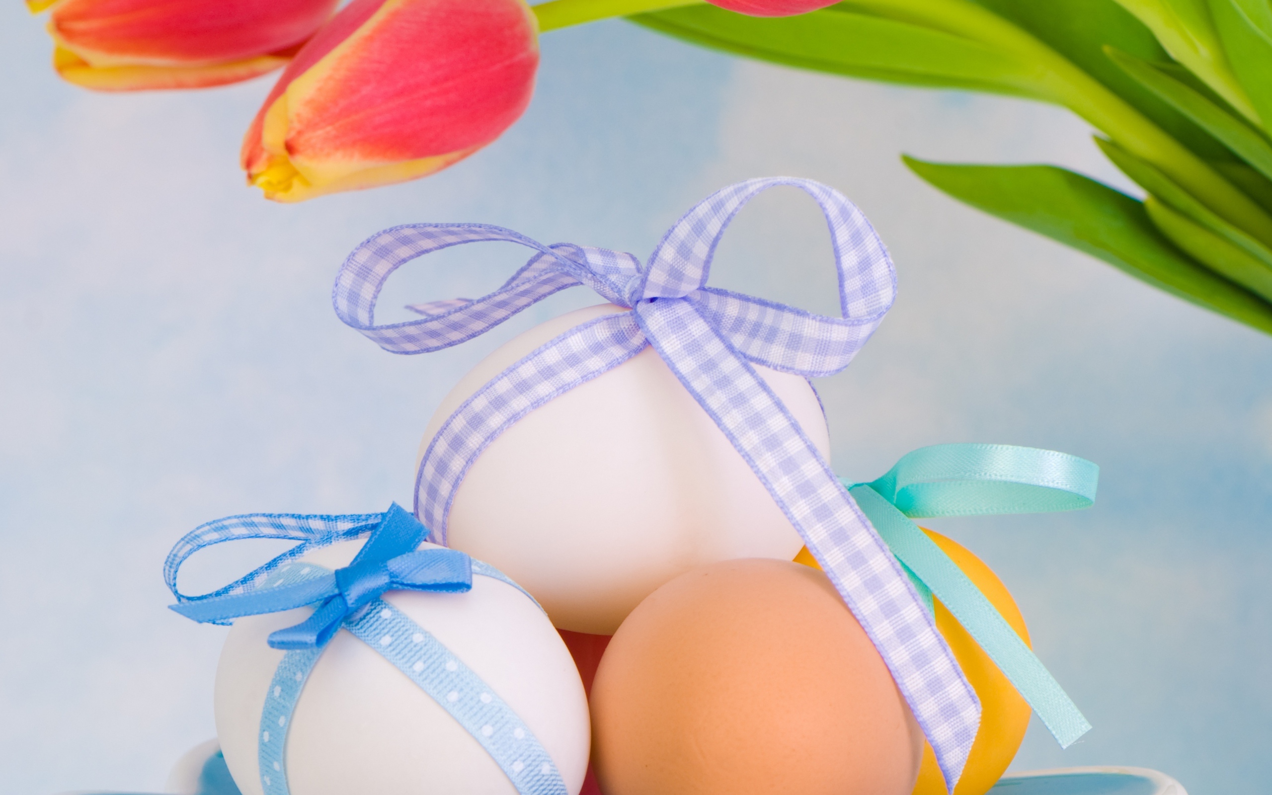 Яйца с бантами на Пасху