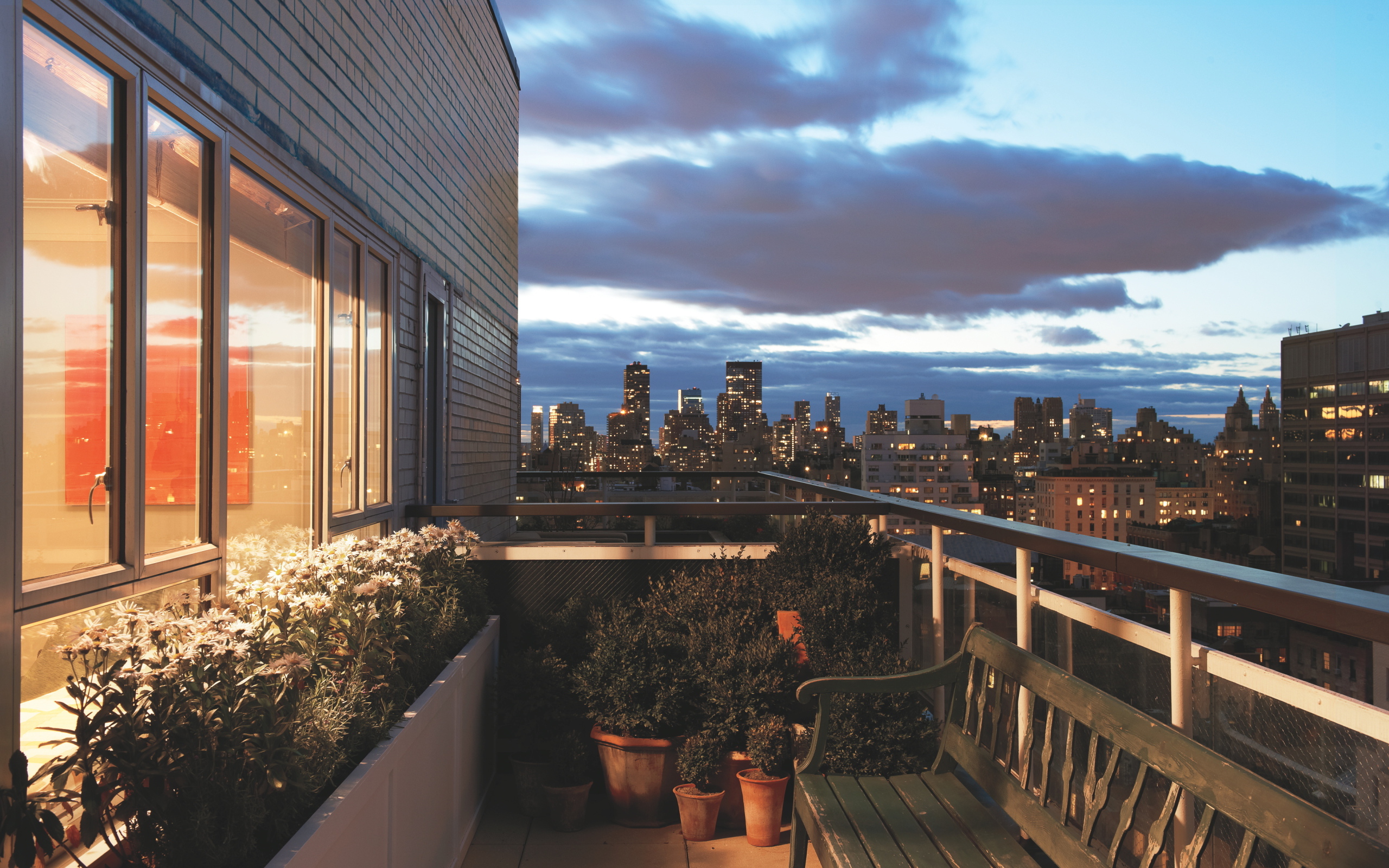 Балкон со скамейкой