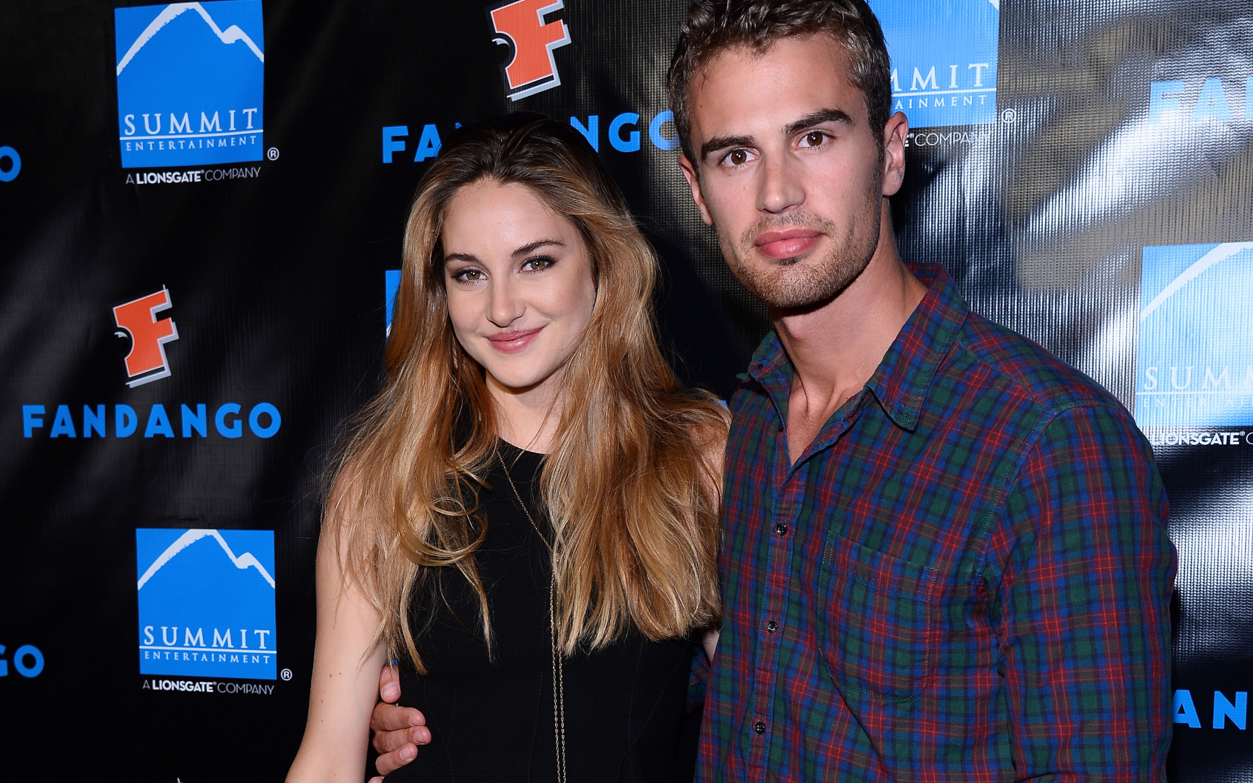 Популярная Кинозвезда Тео Джеймс