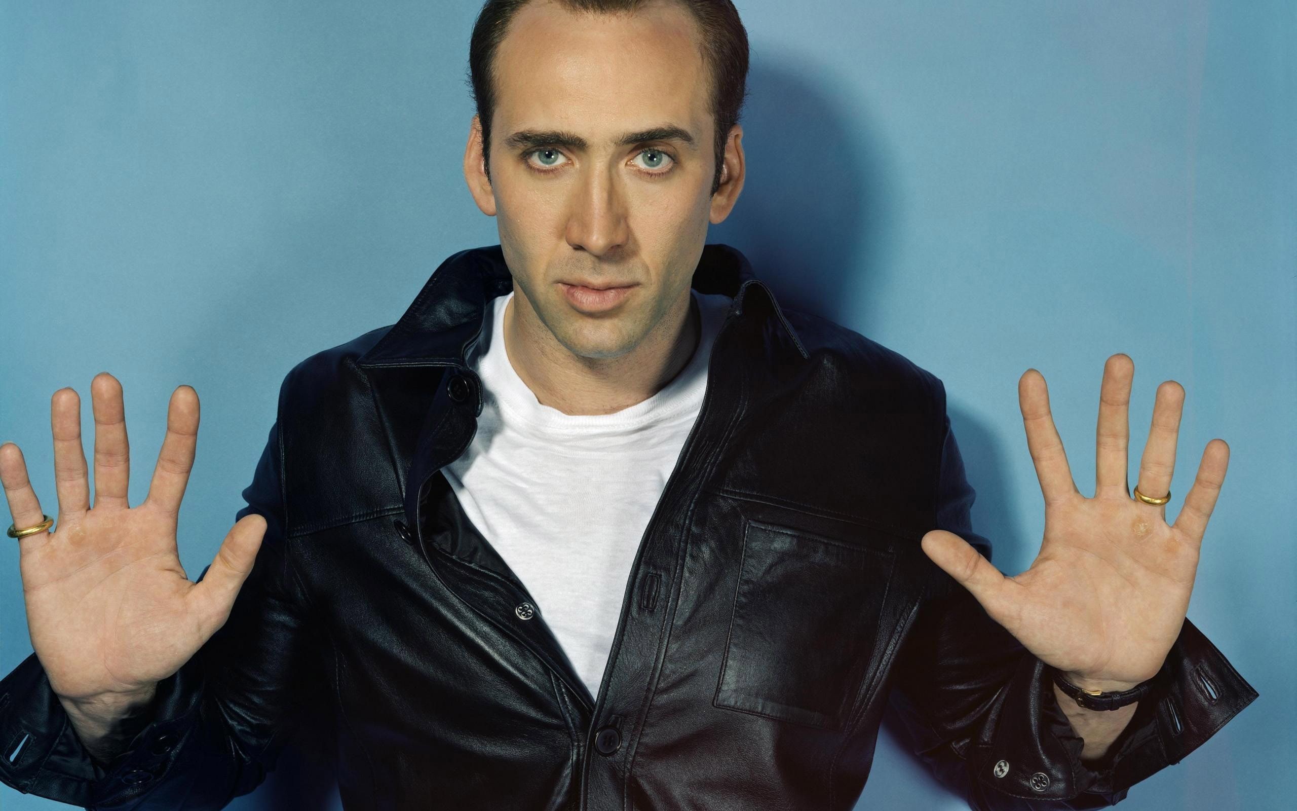 Николас Кейдж в кожаной куртке