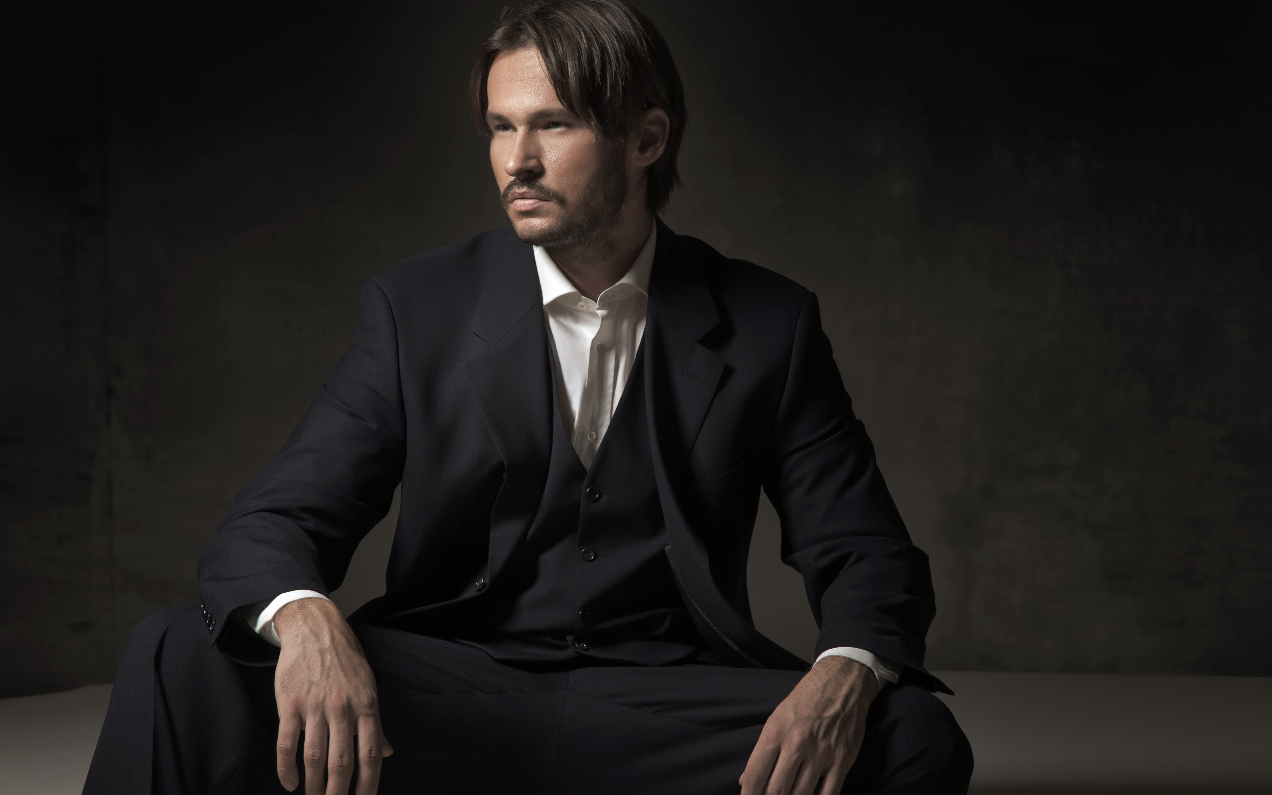 Мужчина с усами