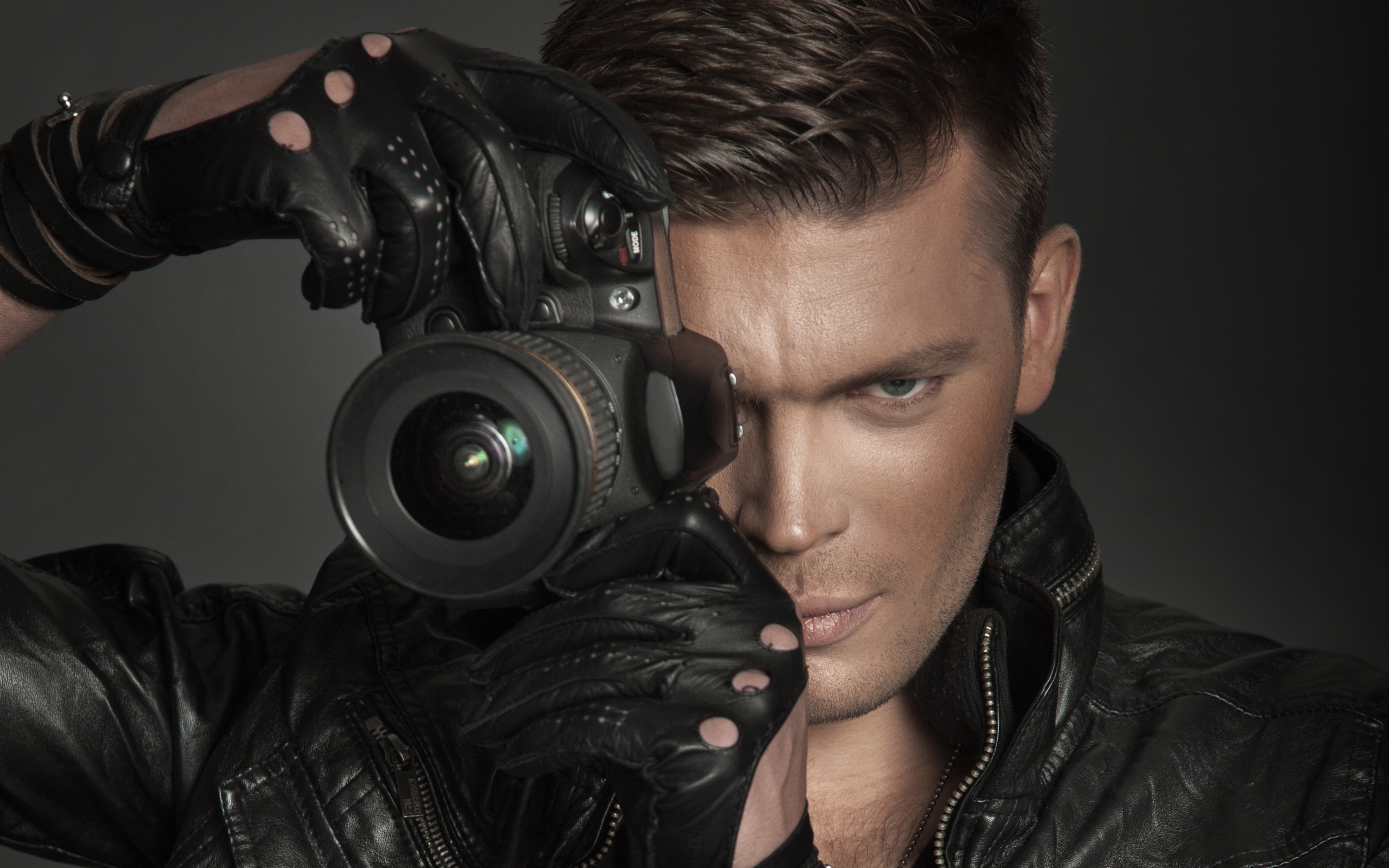 Парень с фотокамерой