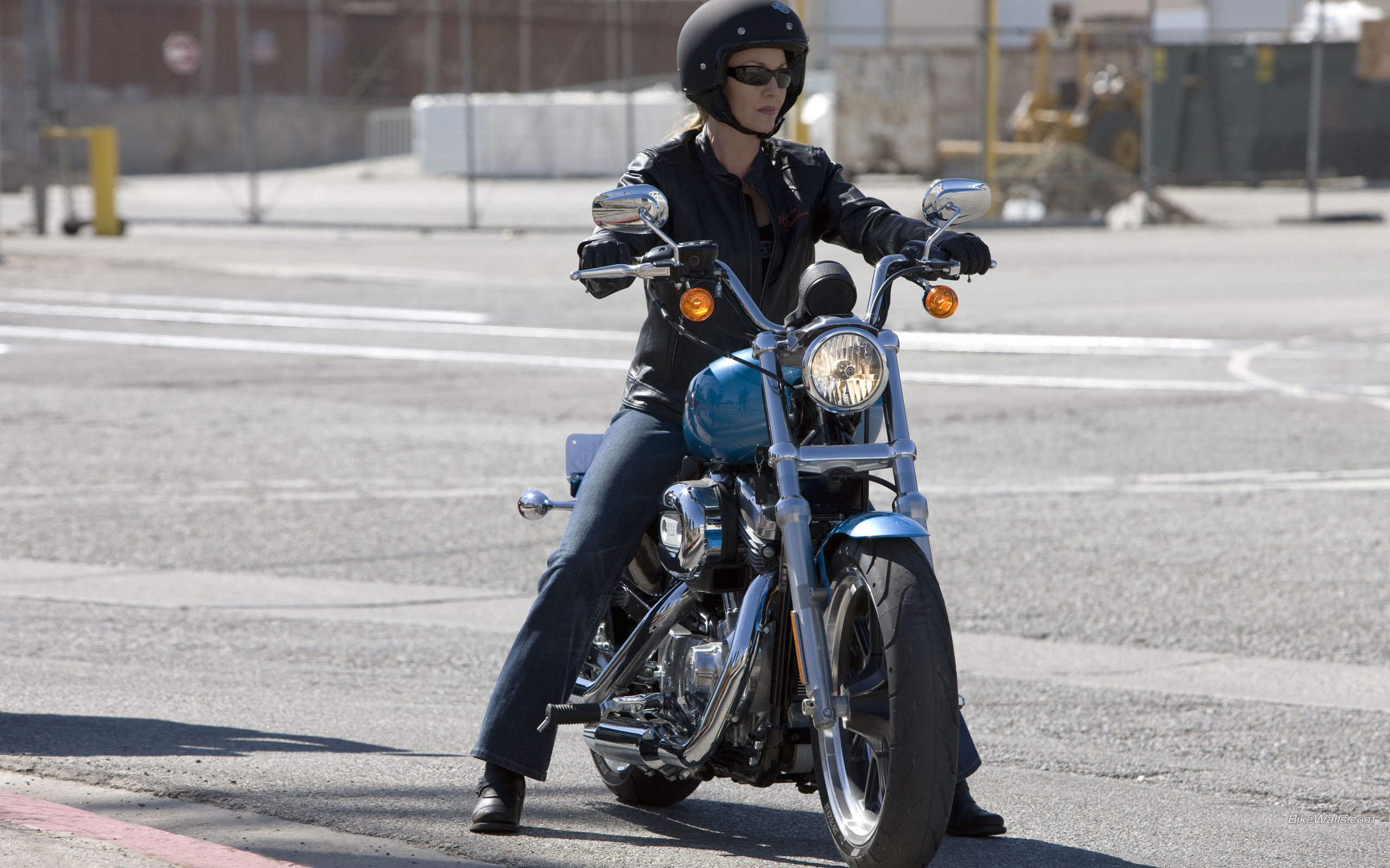 Красивый мотоцикл Harley-Davidson XL 883L Sportster