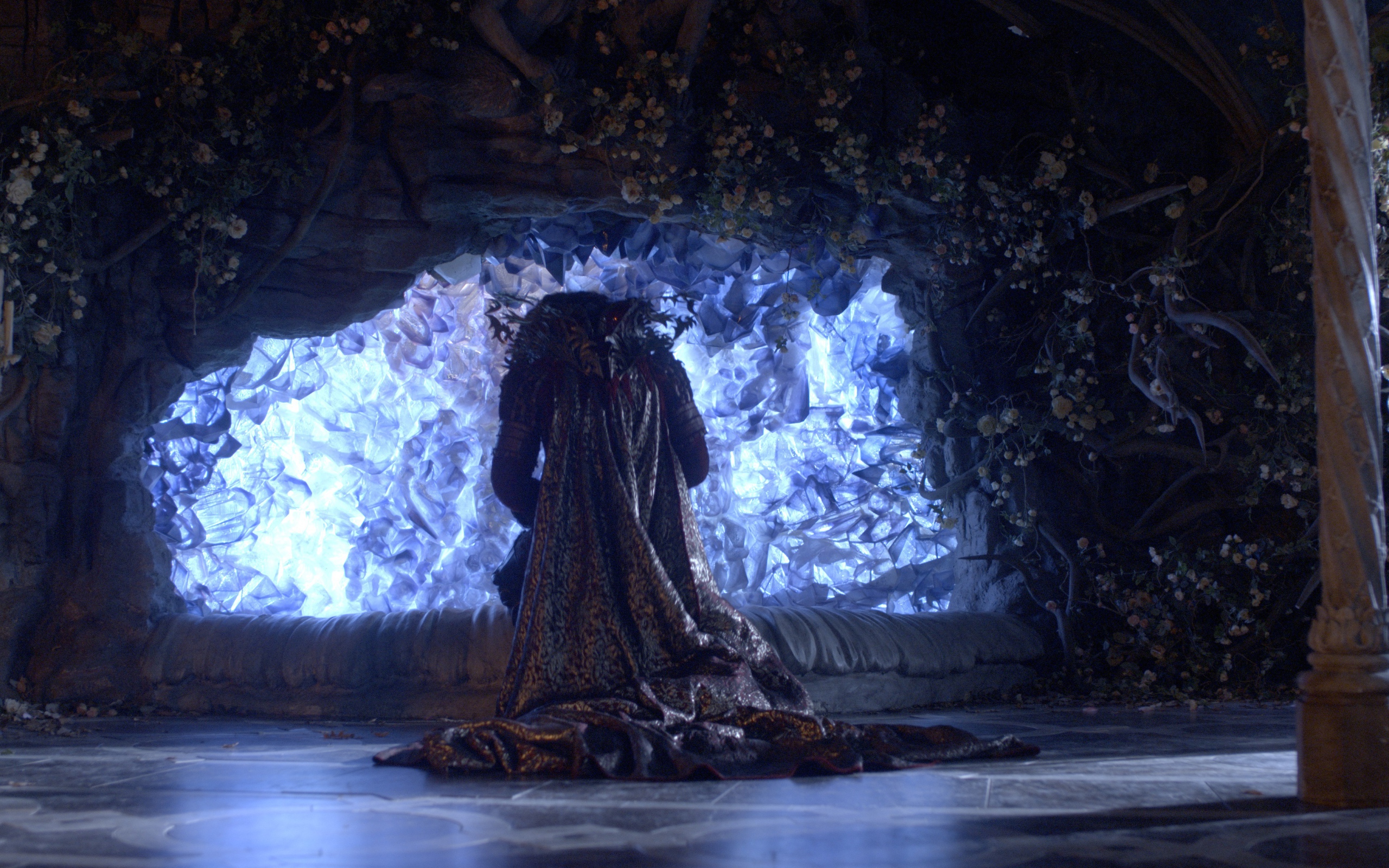 Красавица и чудовище во дворце