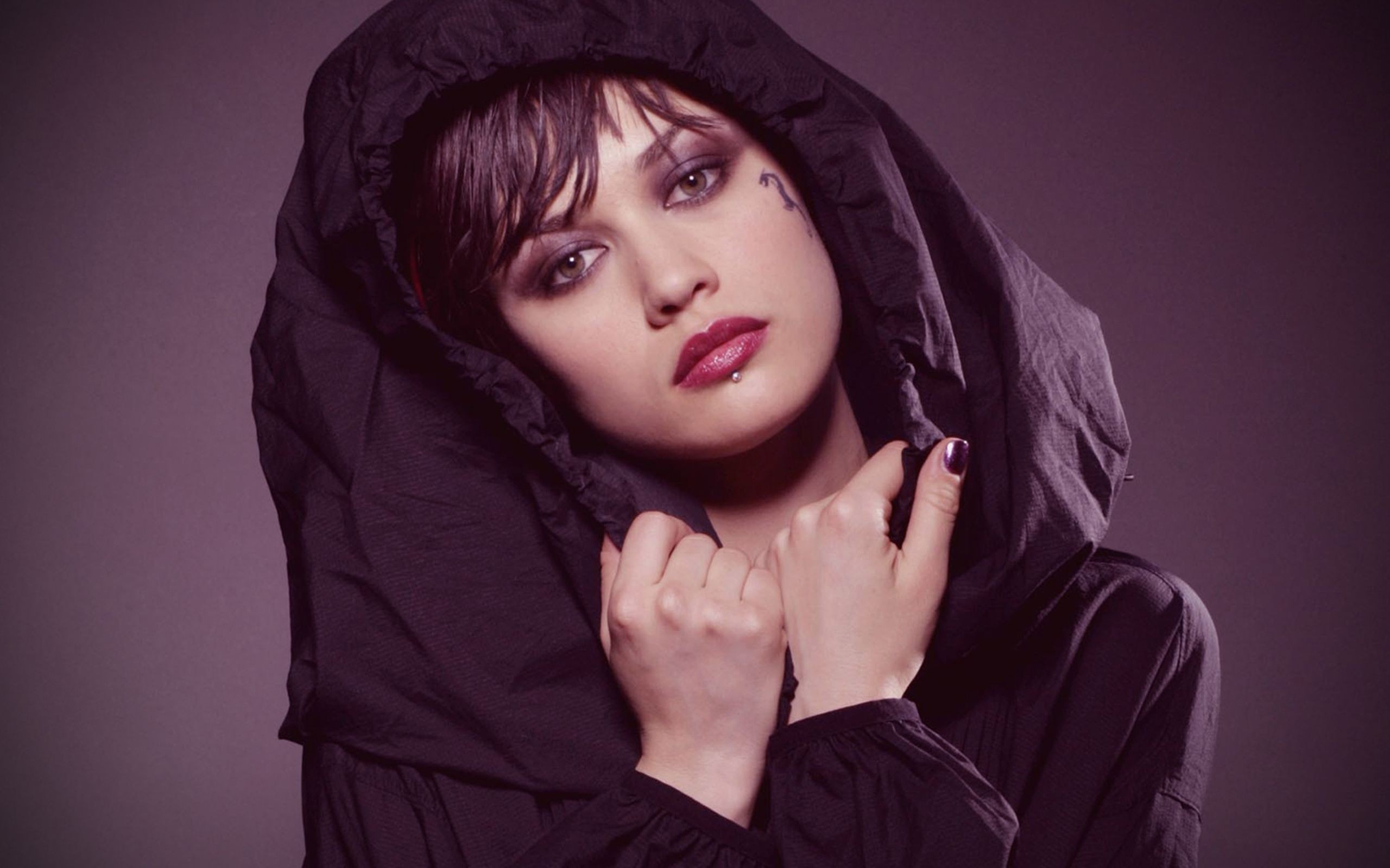 Ольга Курыленко в роли Белла