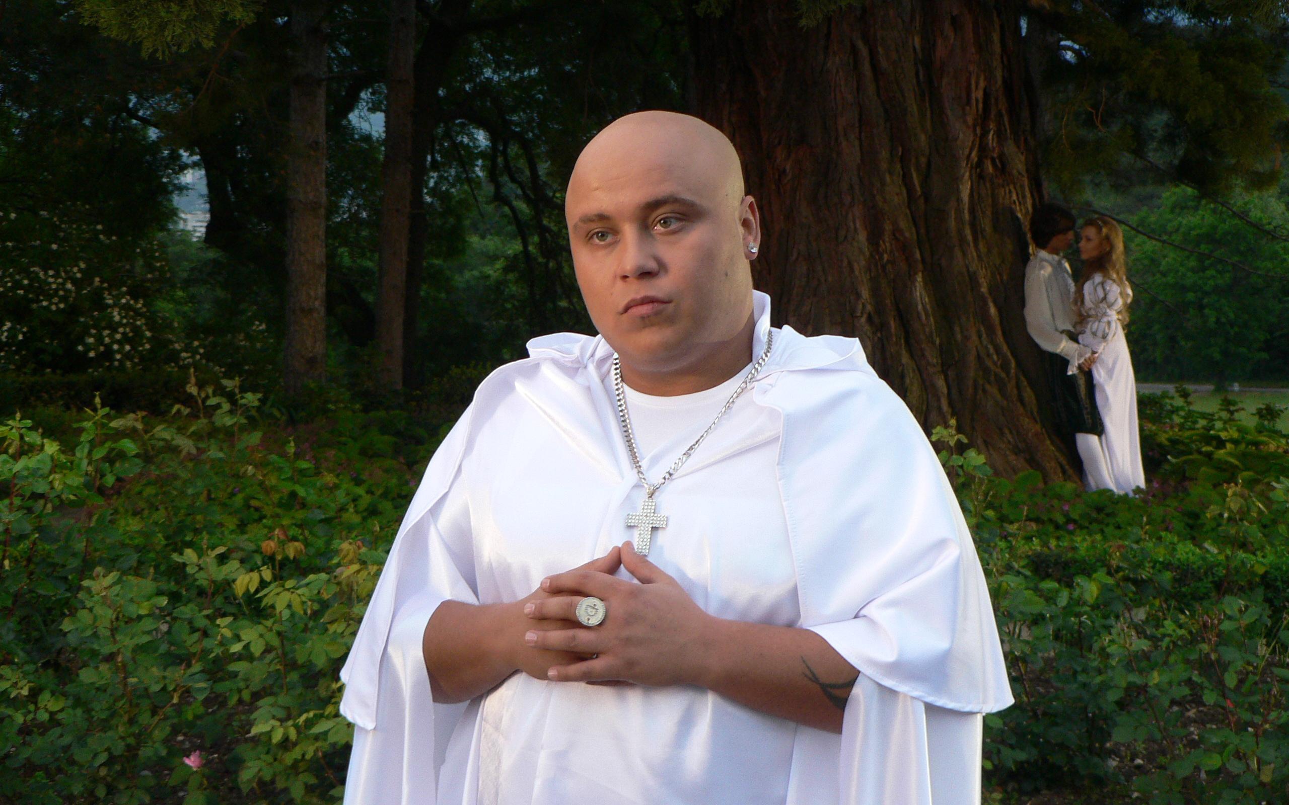 Доминик Джокер в роли монаха в мюзикле