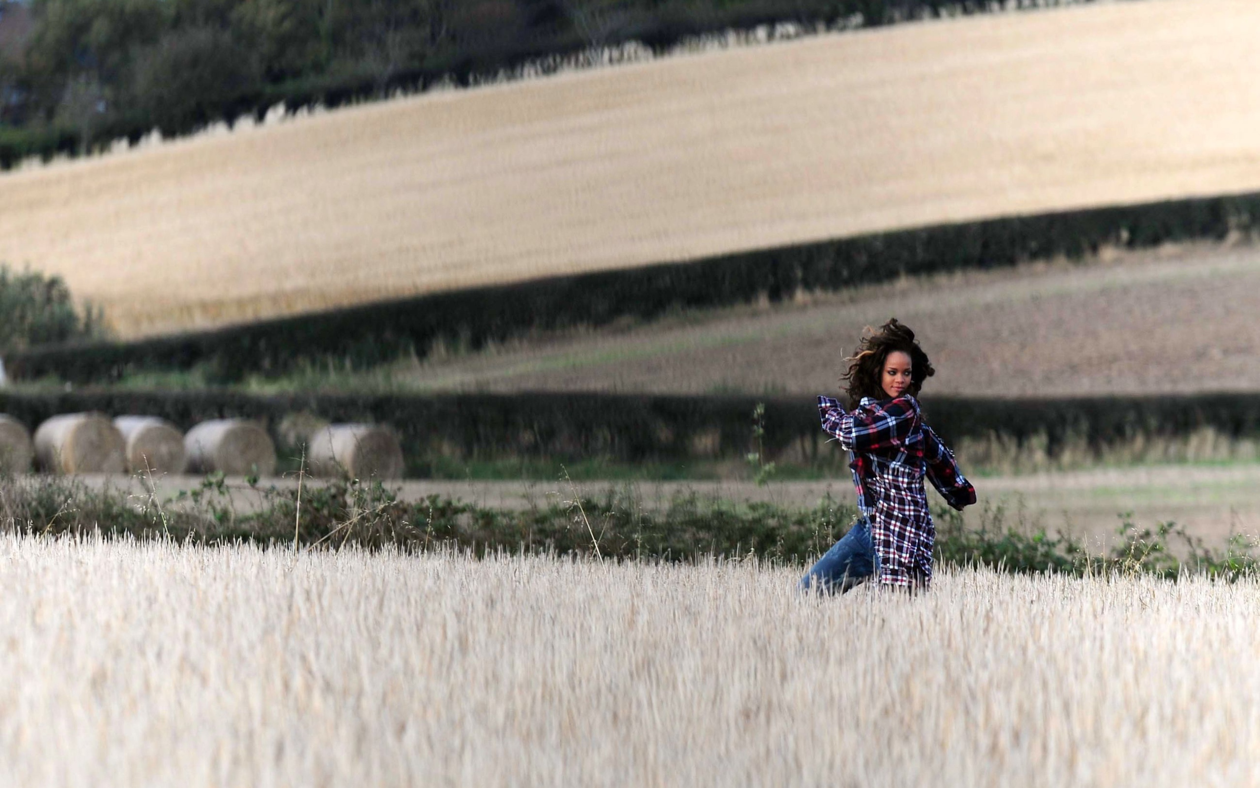 Рианна бежит по полю