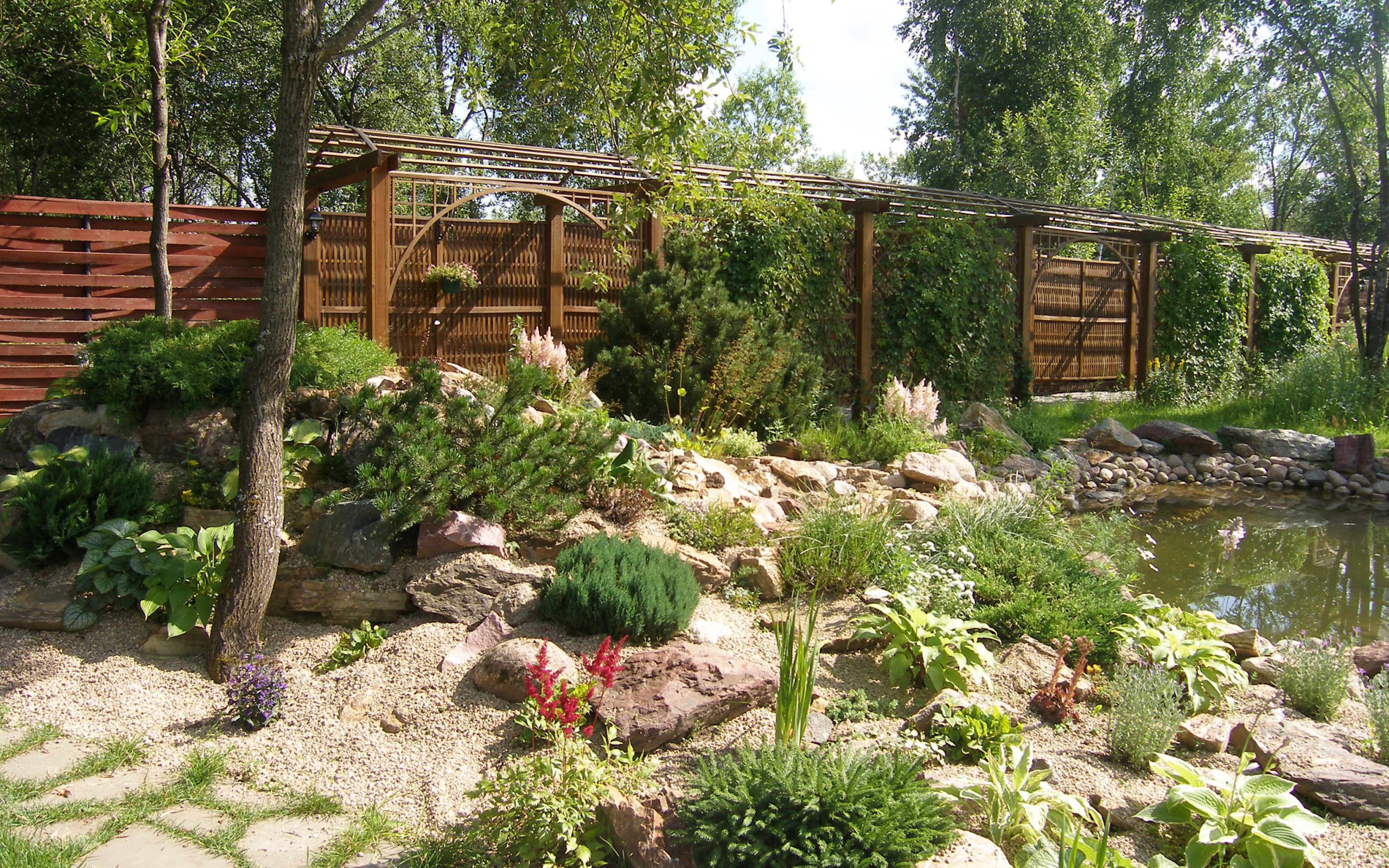 Красивая альпийская горка в саду