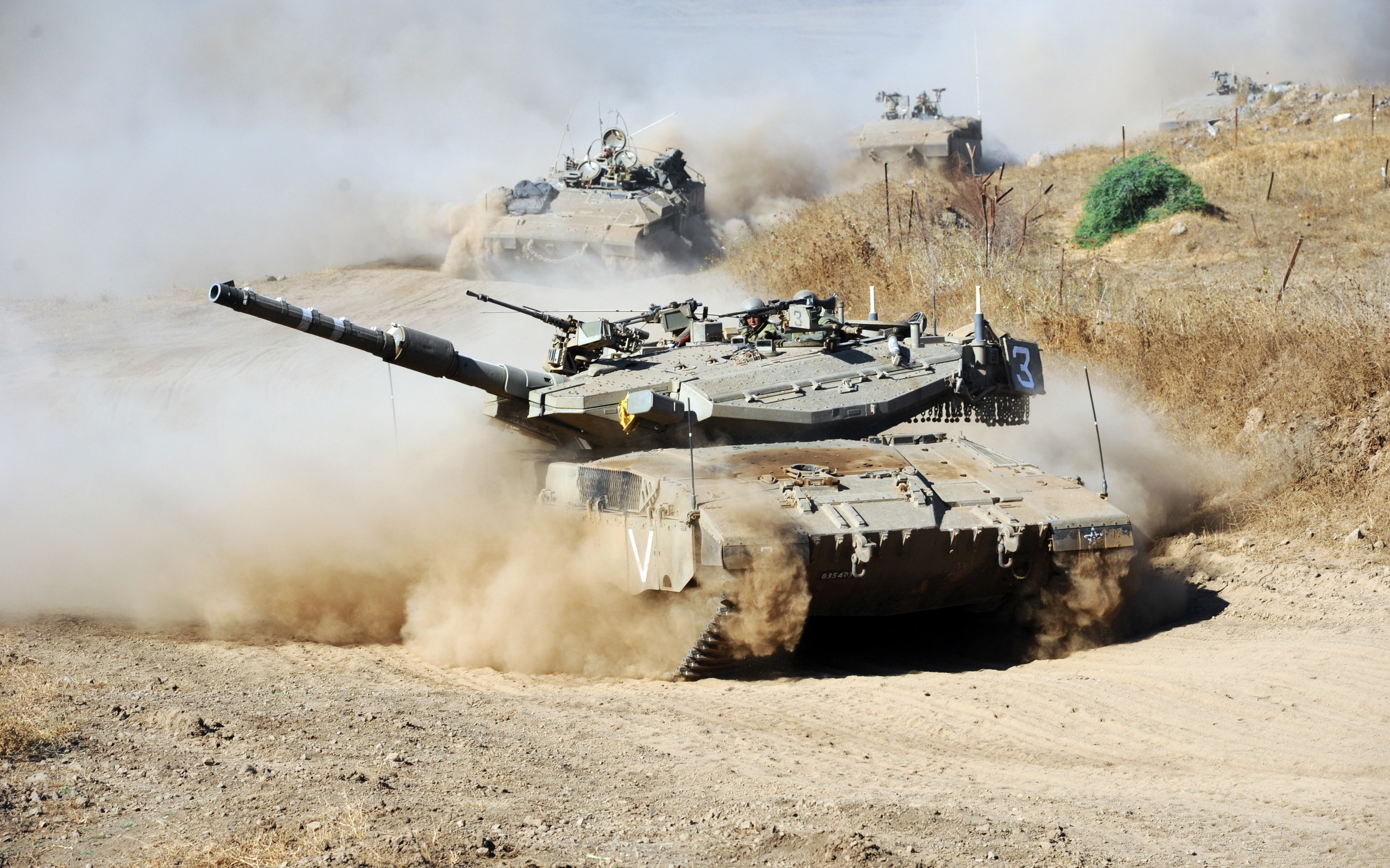 Танки на дороге