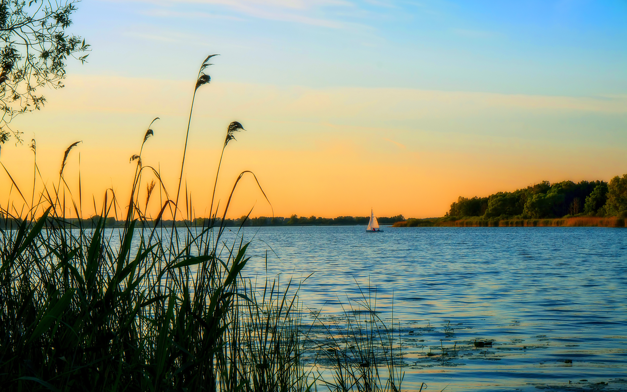 Закат над озером