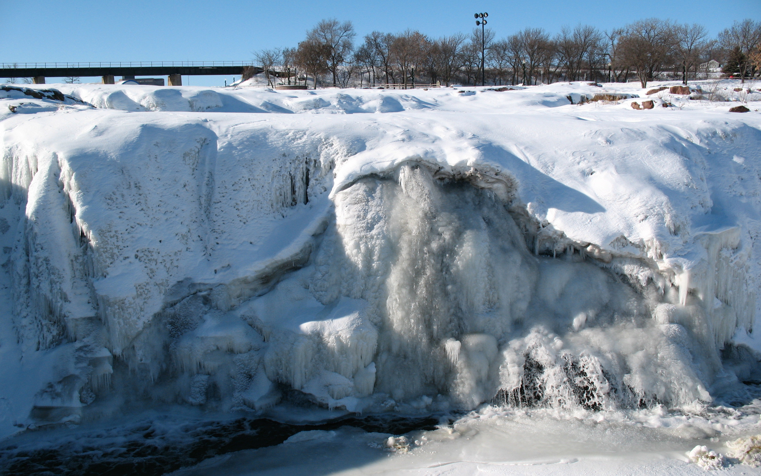 Замерзший водопад на Аляске