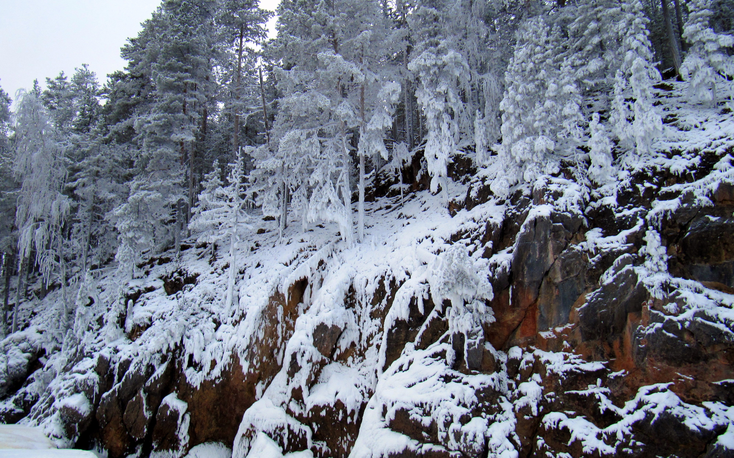 Замерзший водопад в Швеции