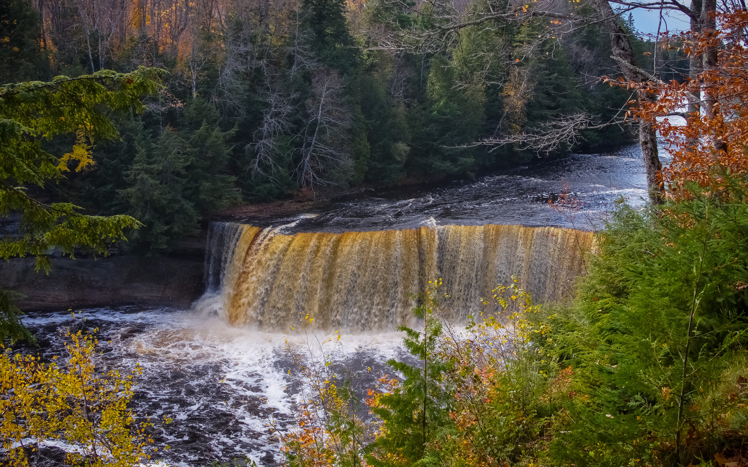 Коварный водопад среди леса