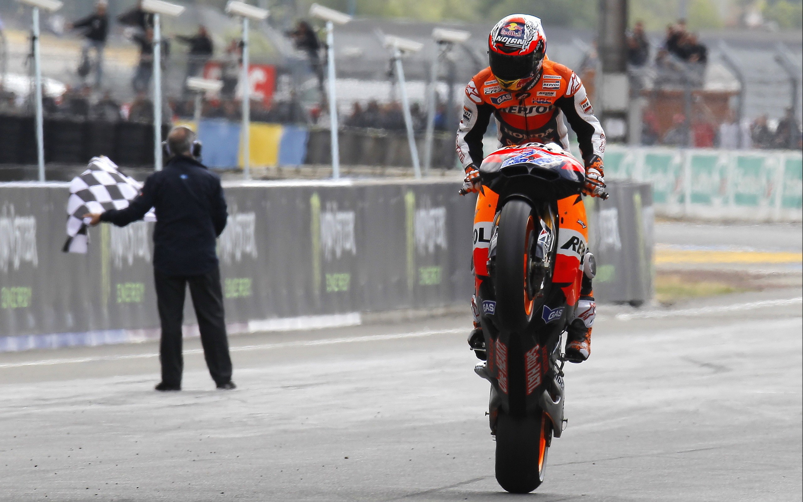 Стонер закончил гонку