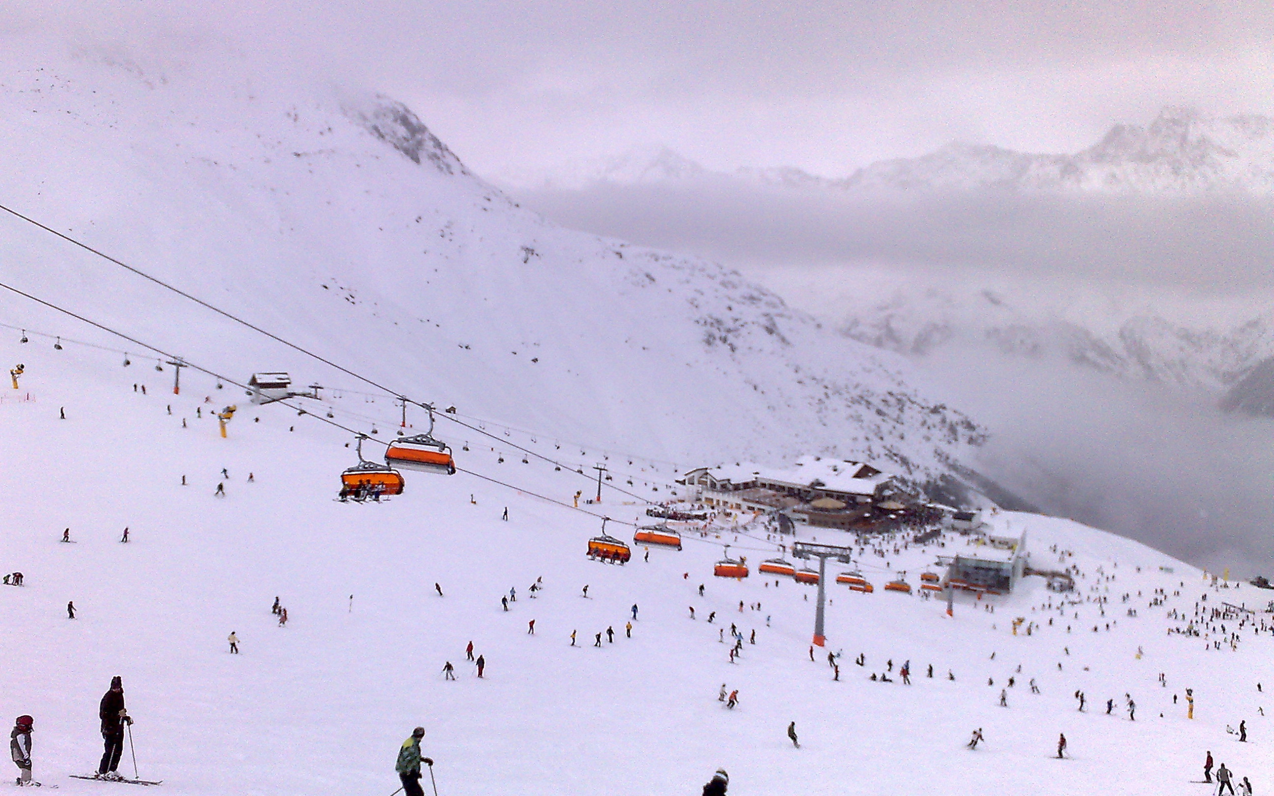 Спуск на лыжах на горнолыжном курорте Зёльден, Австрия