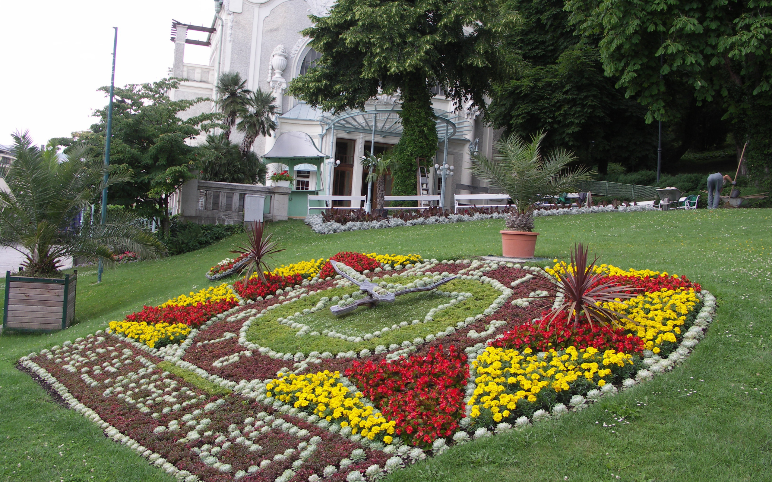 Цветочные часы на курорте Баден, Австрия