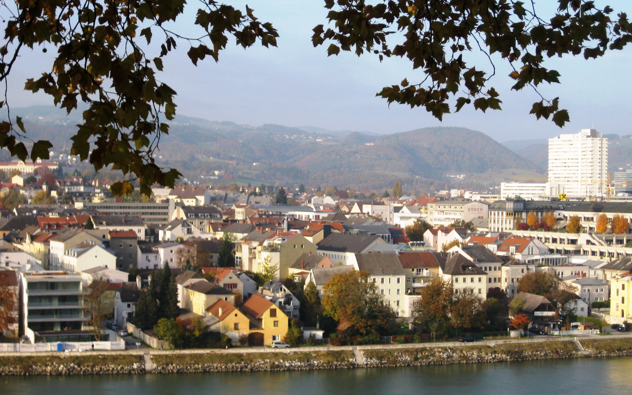 Дома на набережной в городе Линц, Австрия