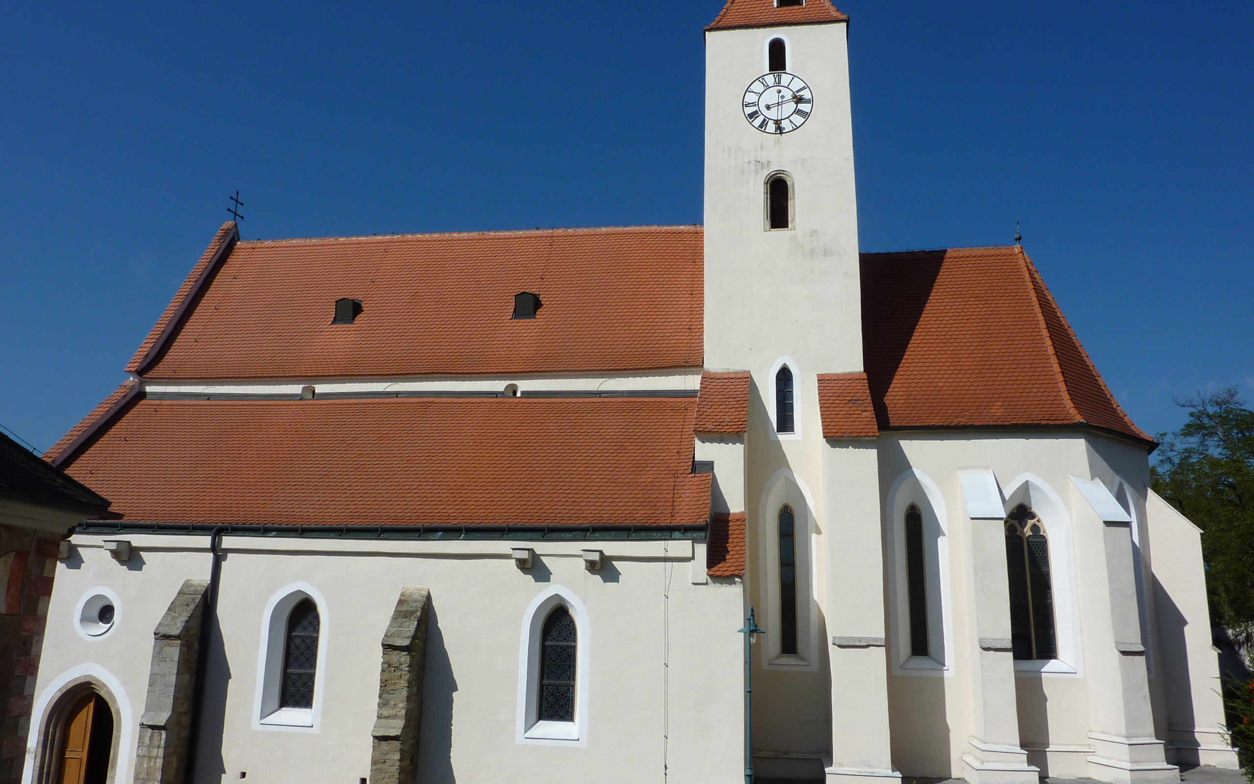 Здание с часами в городе Лэнгенфельд, Австрия