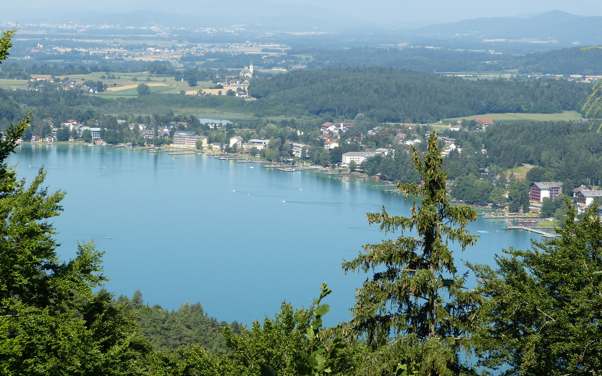 Вид с горы на озеро Клопайнер Зее, Австрия
