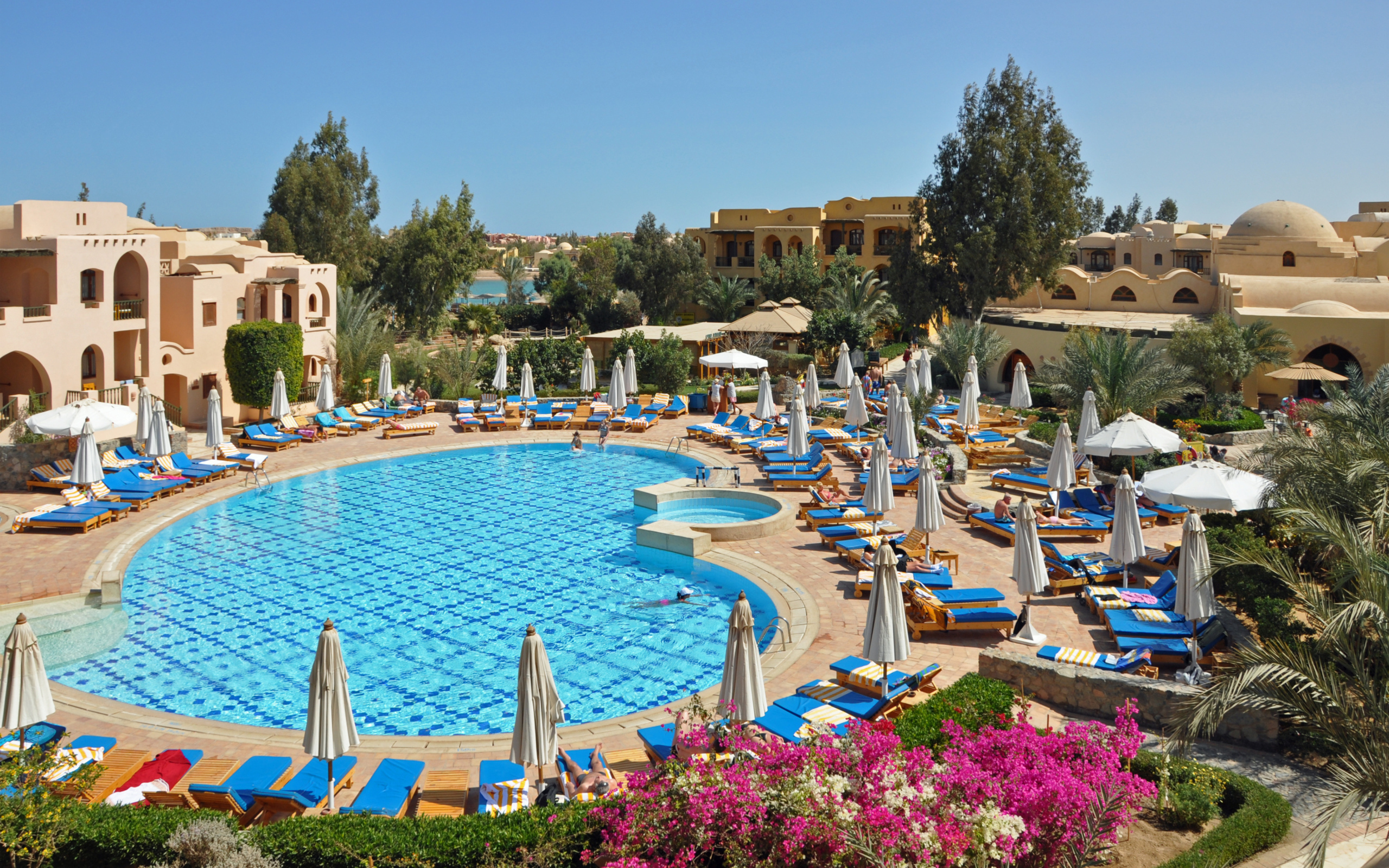 Бассейн в отеле на курорте Эль Гуна, Египет