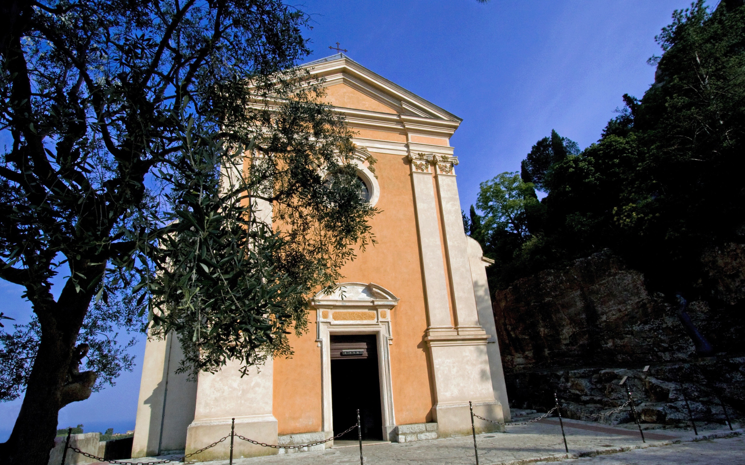 Церковь на курорте Эз, Франция