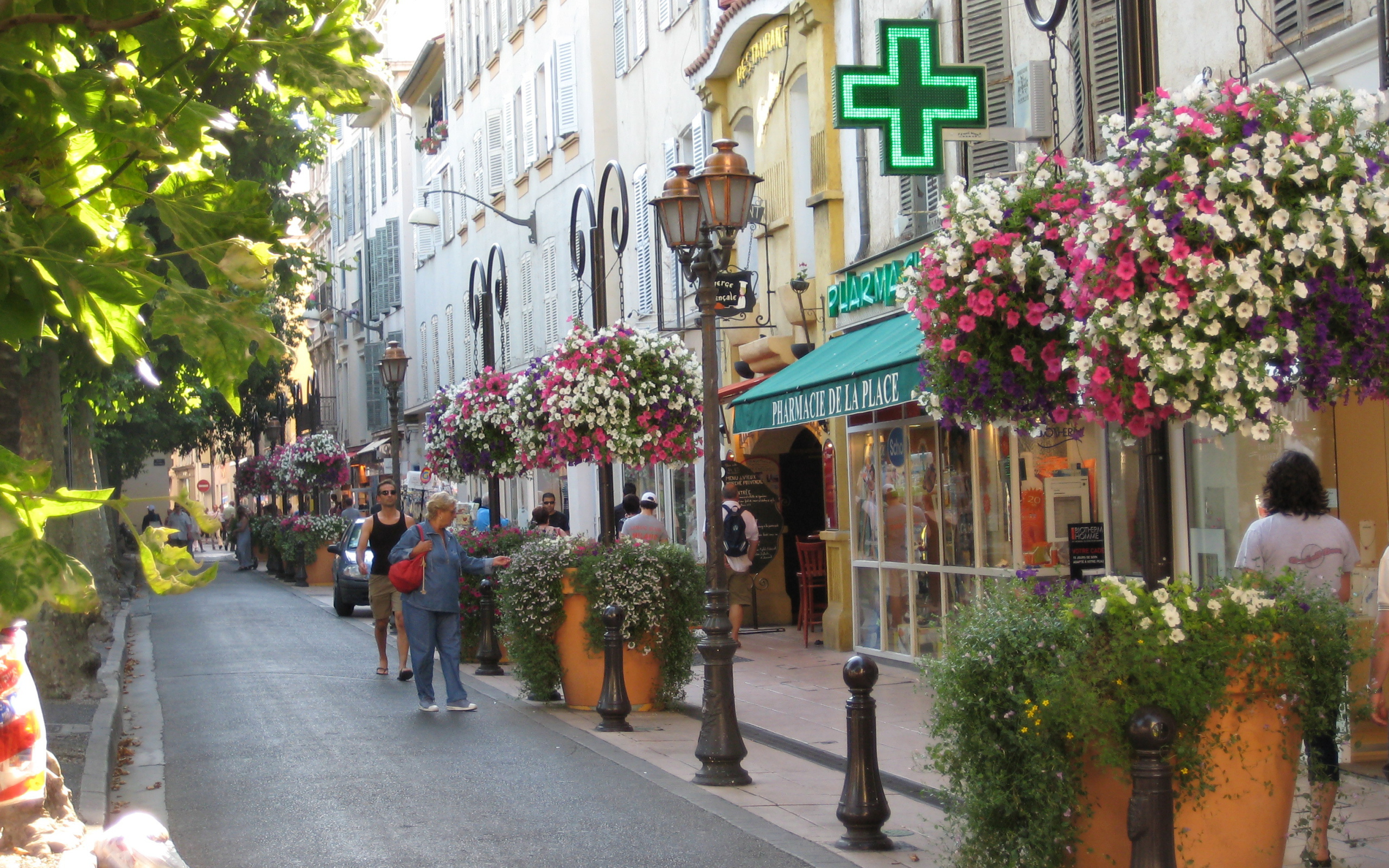 Городская улица на курорте Антибы, Франция