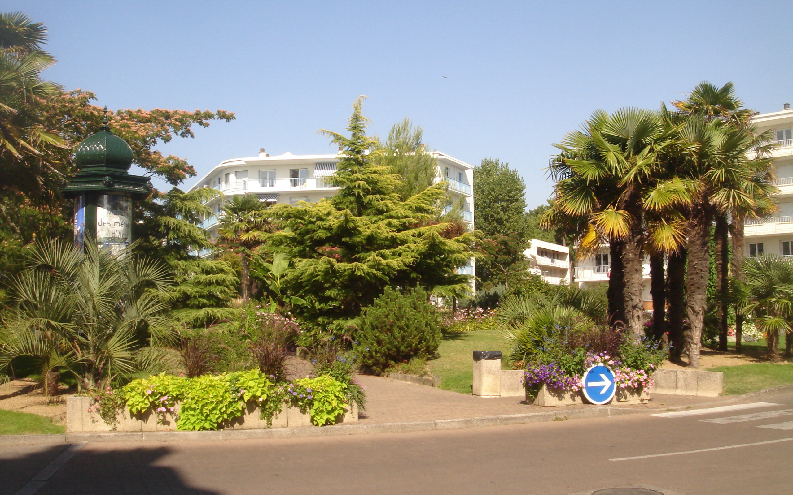 Дома в зелени на курорте Ла Боль, Франция