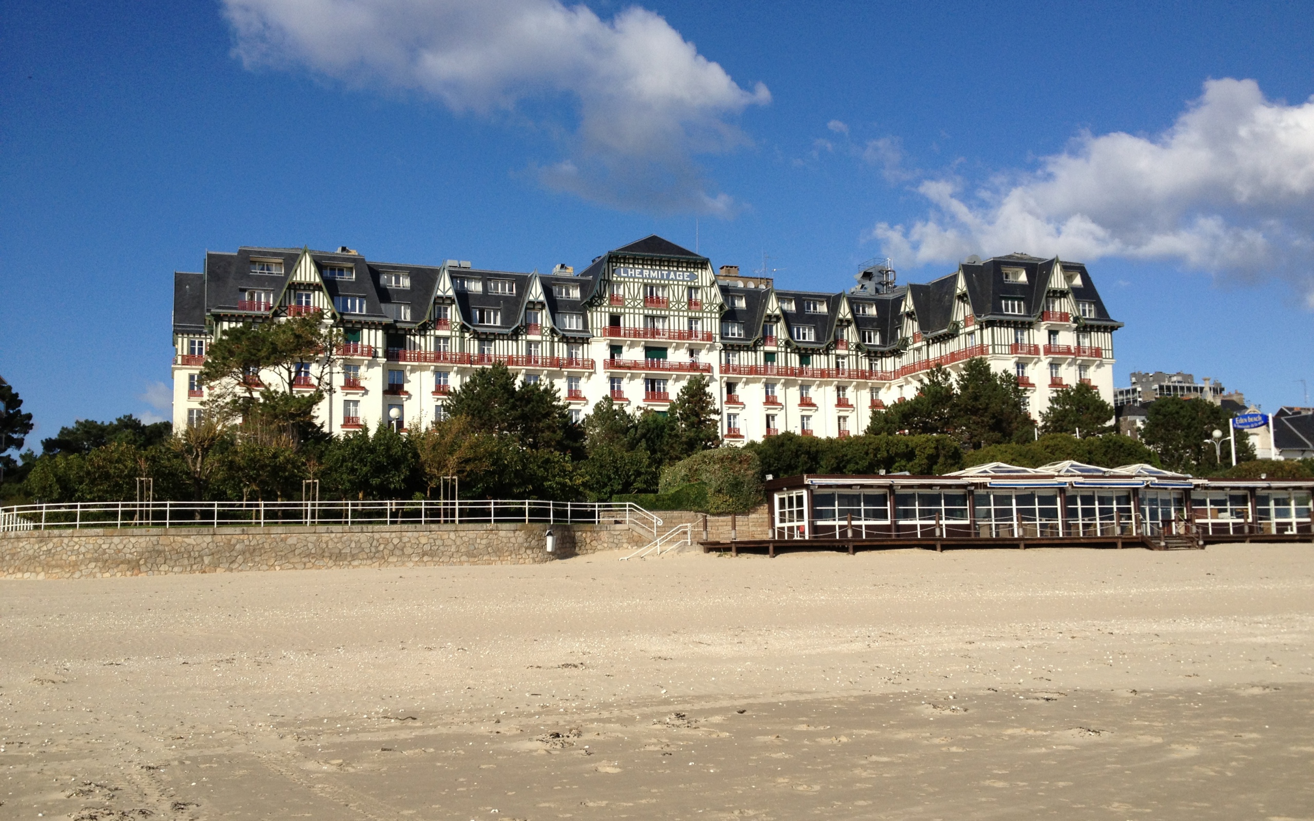 Отель на пляже на курорте Ла Боль, Франция