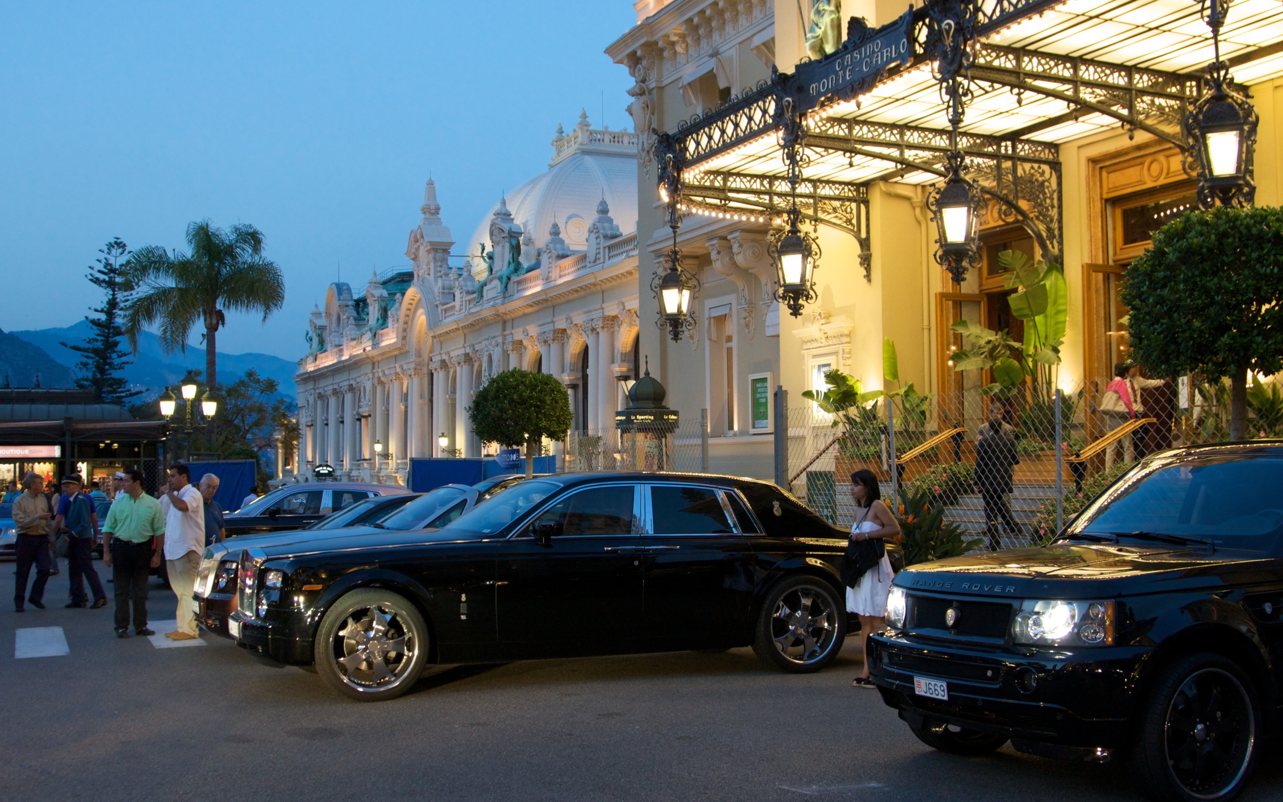 Дорогие автомобили у казино в Монте-Карло, Франция