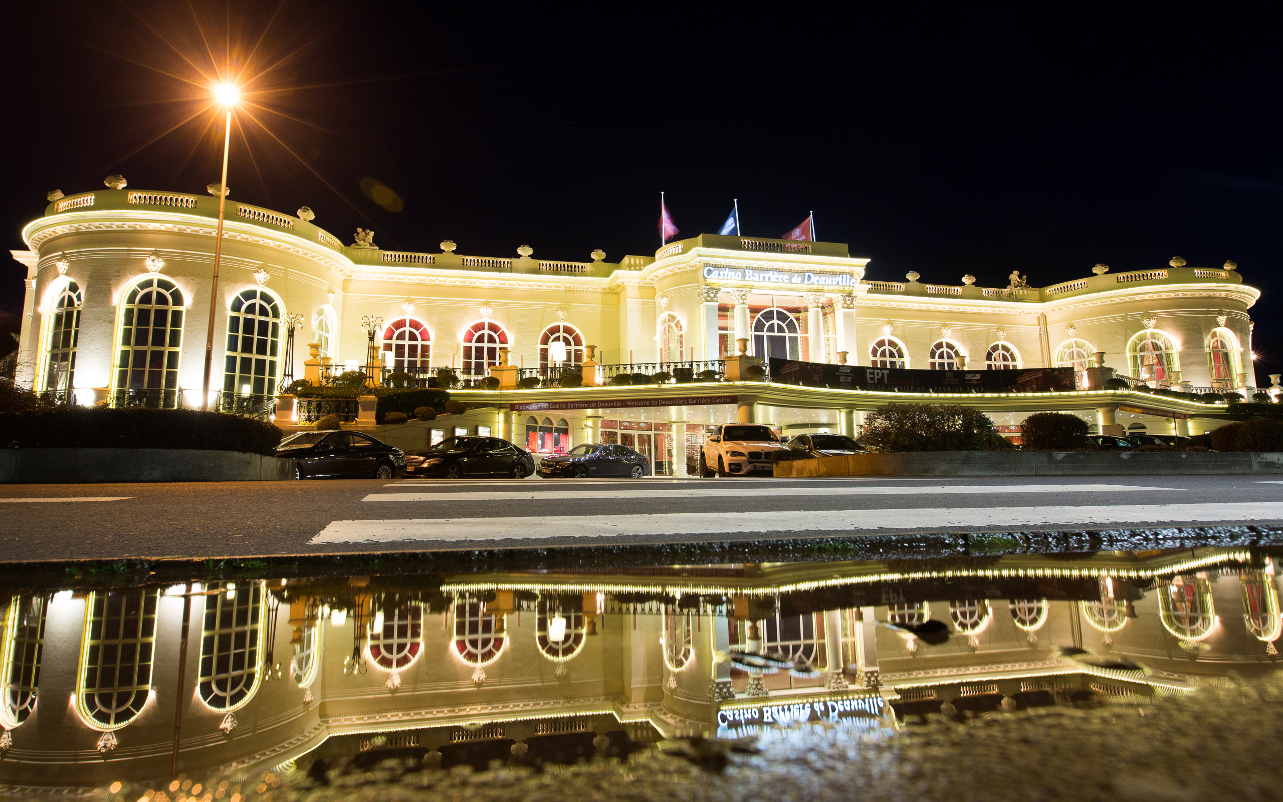 Ночное сияние на курорте Довиль, Франция