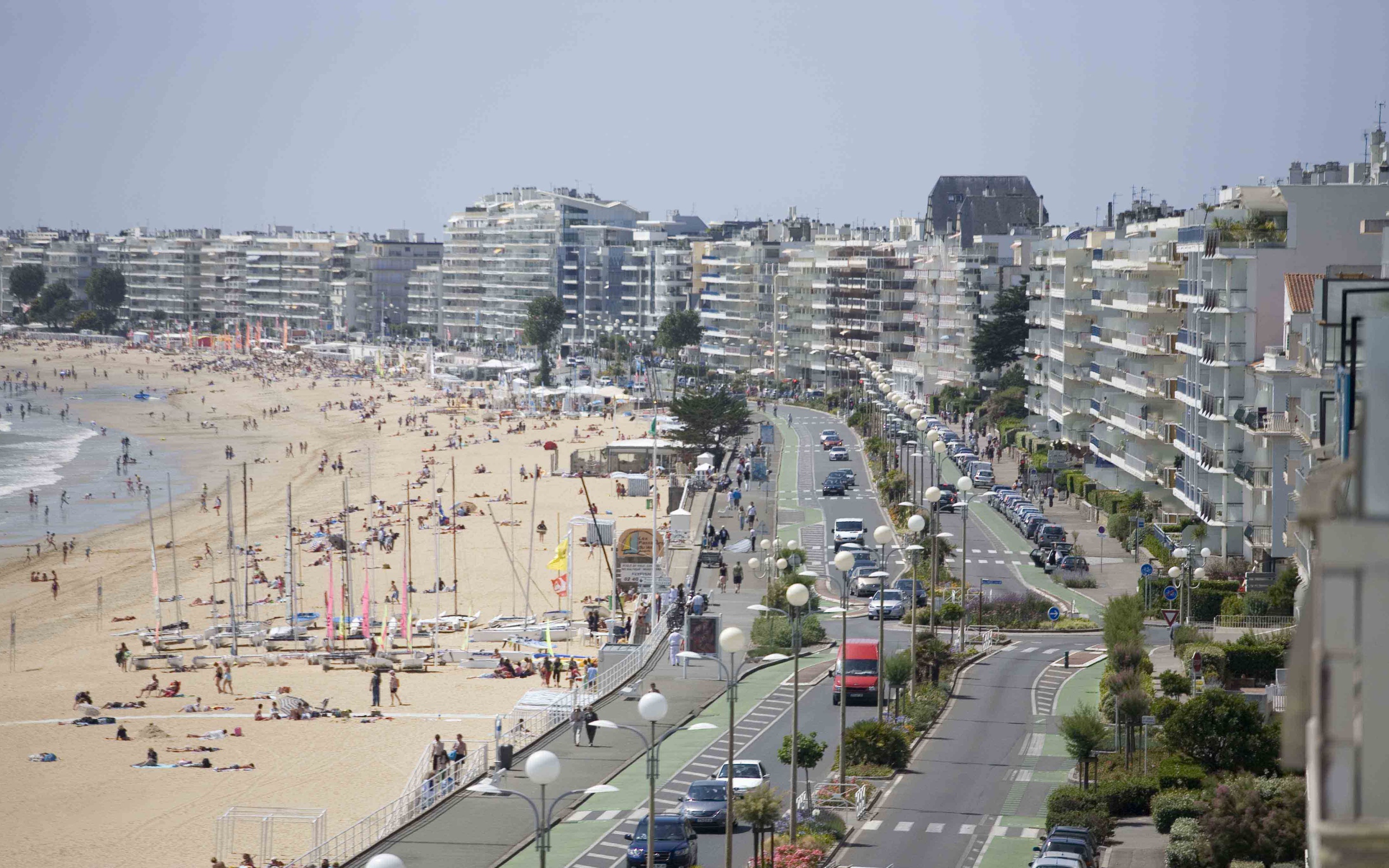 Набережная на курорте Ла Боль, Франция