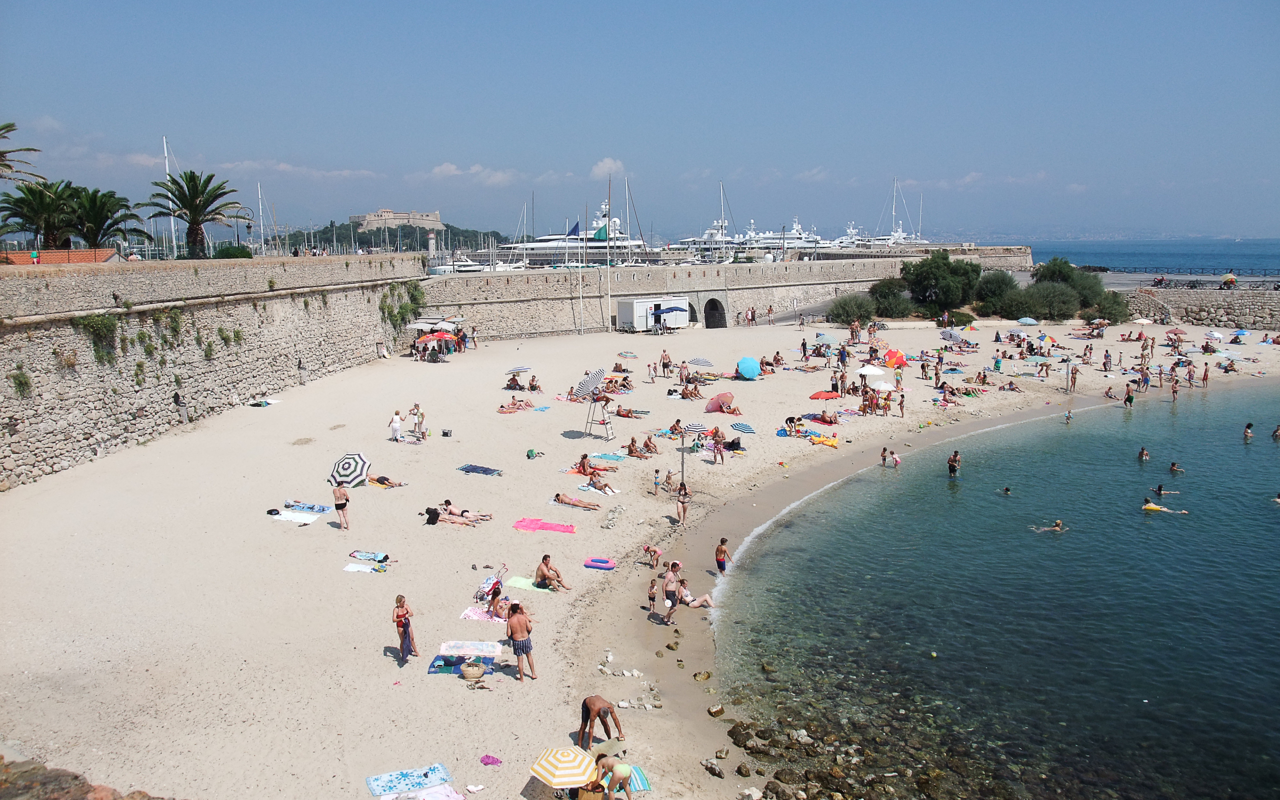 Летний отдых на пляже на курорте Антибы, Франция