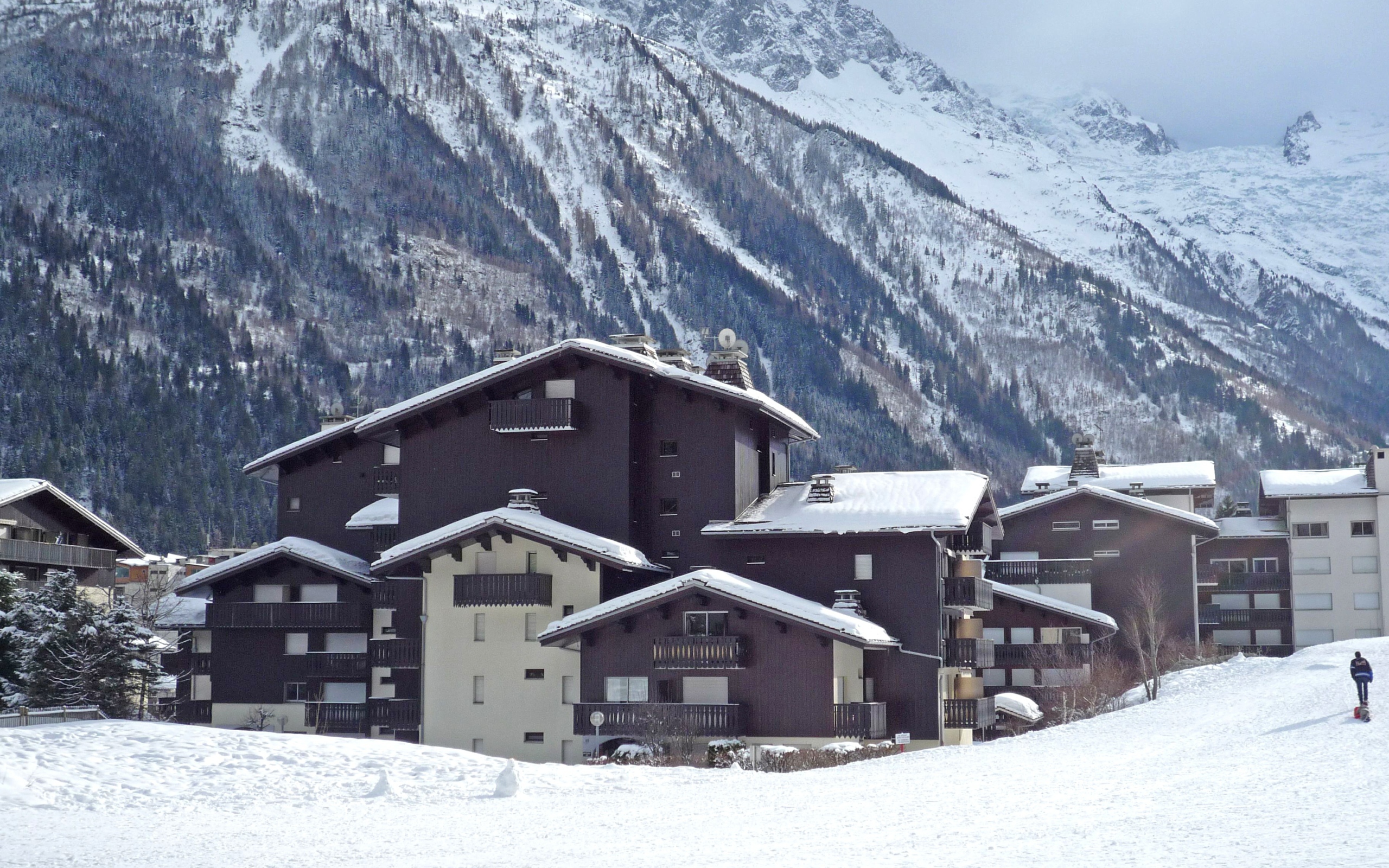 Городские здания на горнолыжном курорте Самоен, Франция