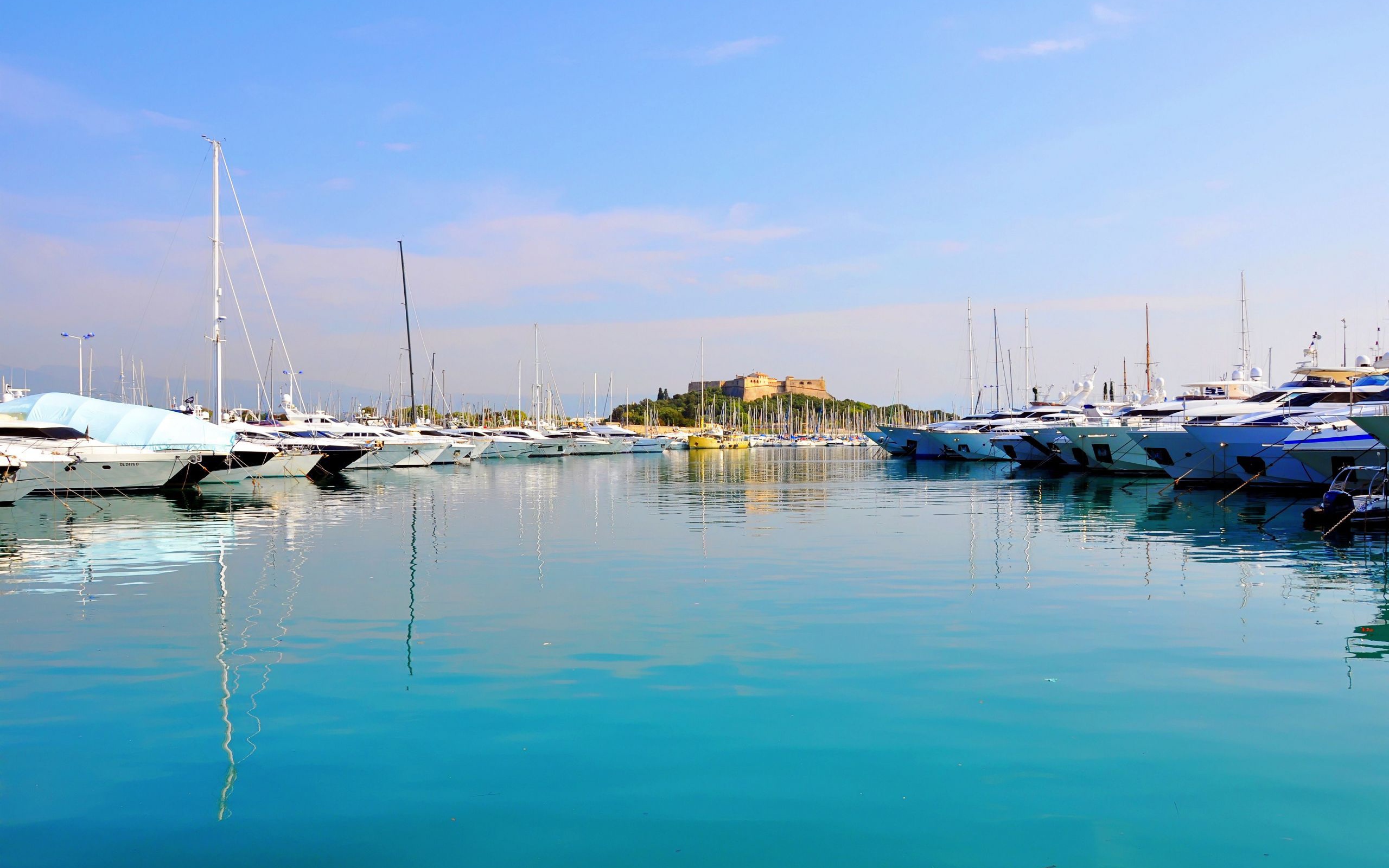 Яхты в порту на курорте Антибы, Франция