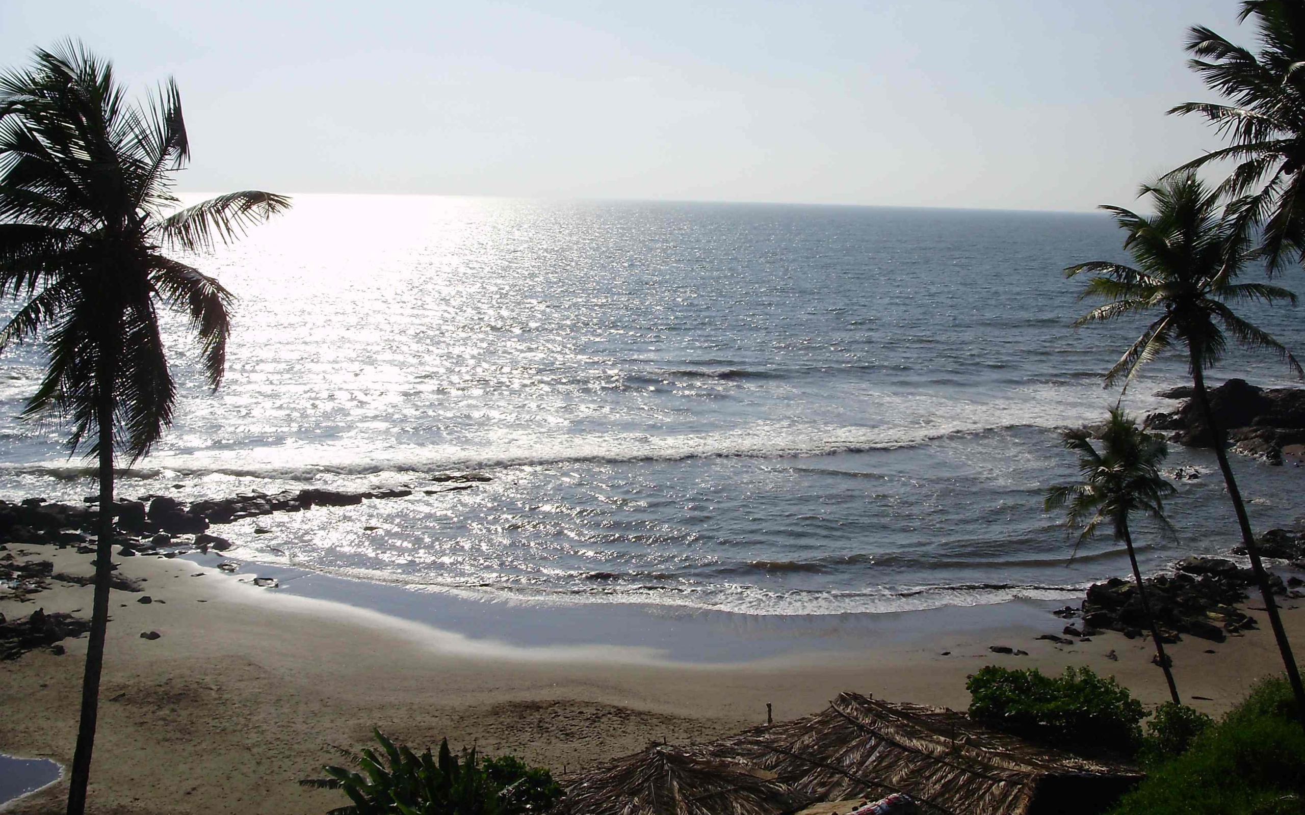 Пустой пляж вечером в Вагаторе