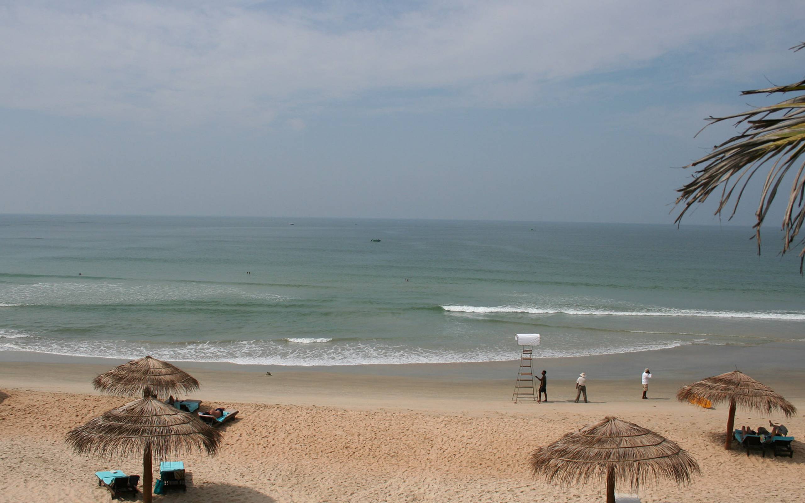 Отдых на пляже в Бенаулиме